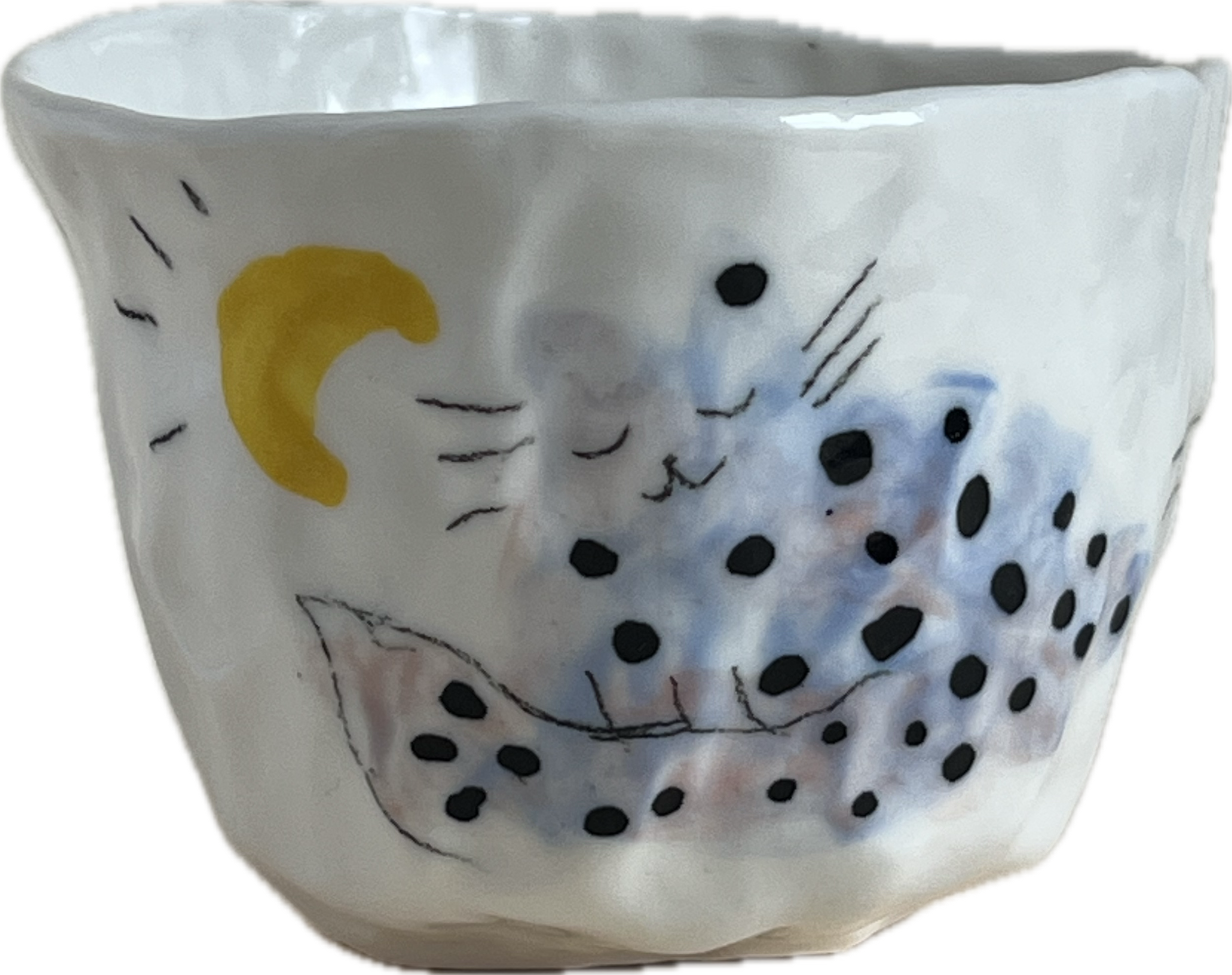 Tasse en céramique blanche avec illustration de chat tacheté dormant sous un croissant de lune jaune.