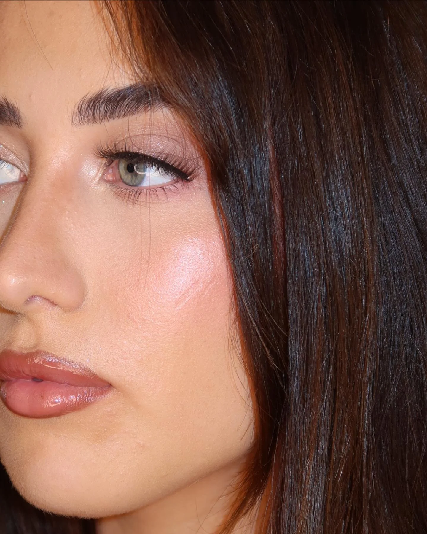 Soft and sparkly eyes on the stunning Abi 💛