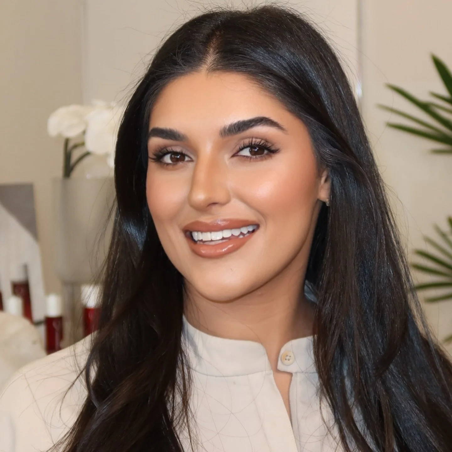 The perfect sun-kissed soft glam glow on our Elsa @aeskinau

Making your bronze dreams come true @glossavenue