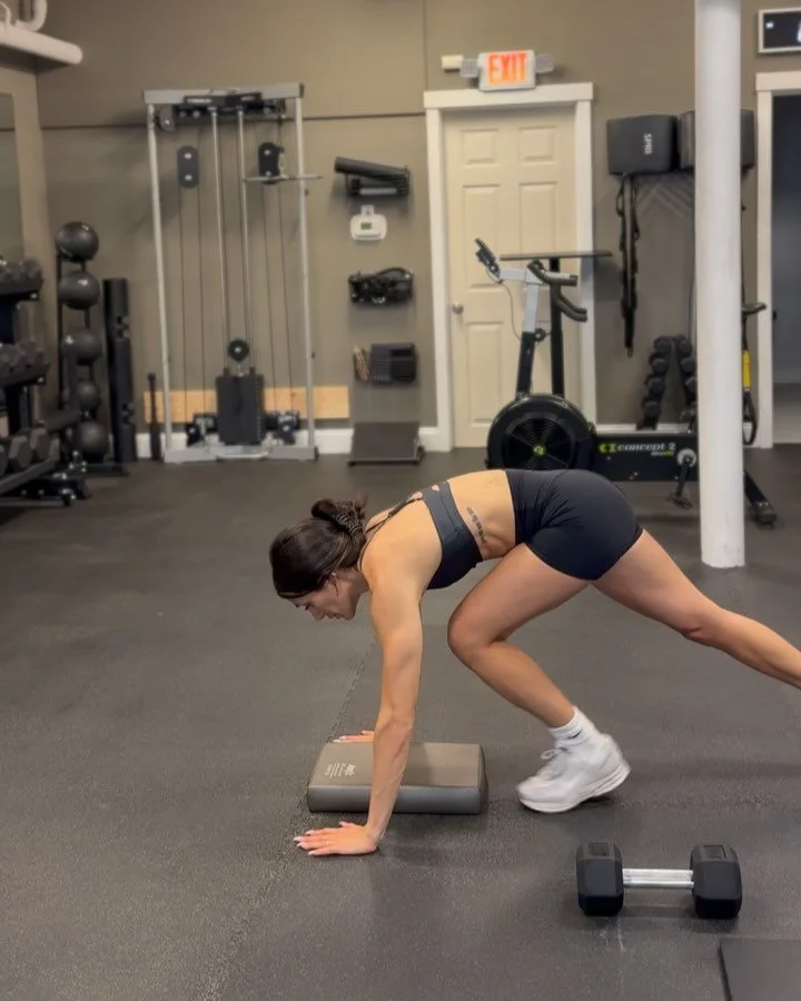 Maybe you only have a few dumbbells and 30 minutes. Great, I have a workout for you⬇️
.
Workouts just like this are linked in my bio under the beyond dumbbells program 💪🏼
A. Eccentric + isometric Push up 3x to failure 
.
B. EMOM x4 dumbbell single 