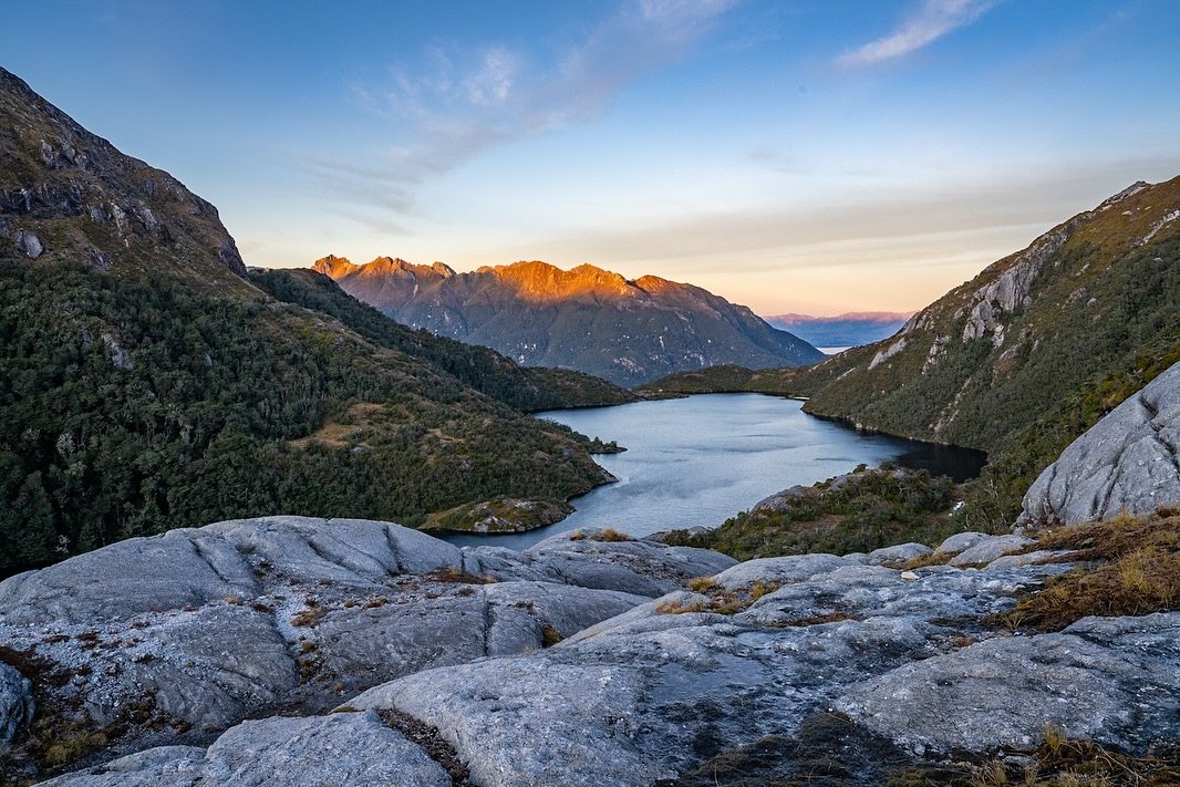 ON HIGH. From a magical evening in the Fiordland mountains in a location I never even knew existed before that day&hellip;. NZ is so full of surprises!
.
.

#fiordland #fiordlandnationalpark #fiordlandnz #nz #newzealand #nzmustdo #mountains  #goldenh