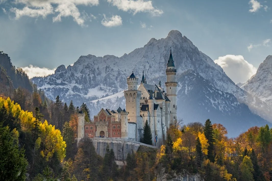 FAIRYTALE. Neuschwanstein Castle said: let me show you every season today. ❄️🌫️💫
 From a surprise snowfall when we arrived, to a moody atmospheric afternoon with the mountains appearing and disappearing in the distance. And finally&hellip; the soft