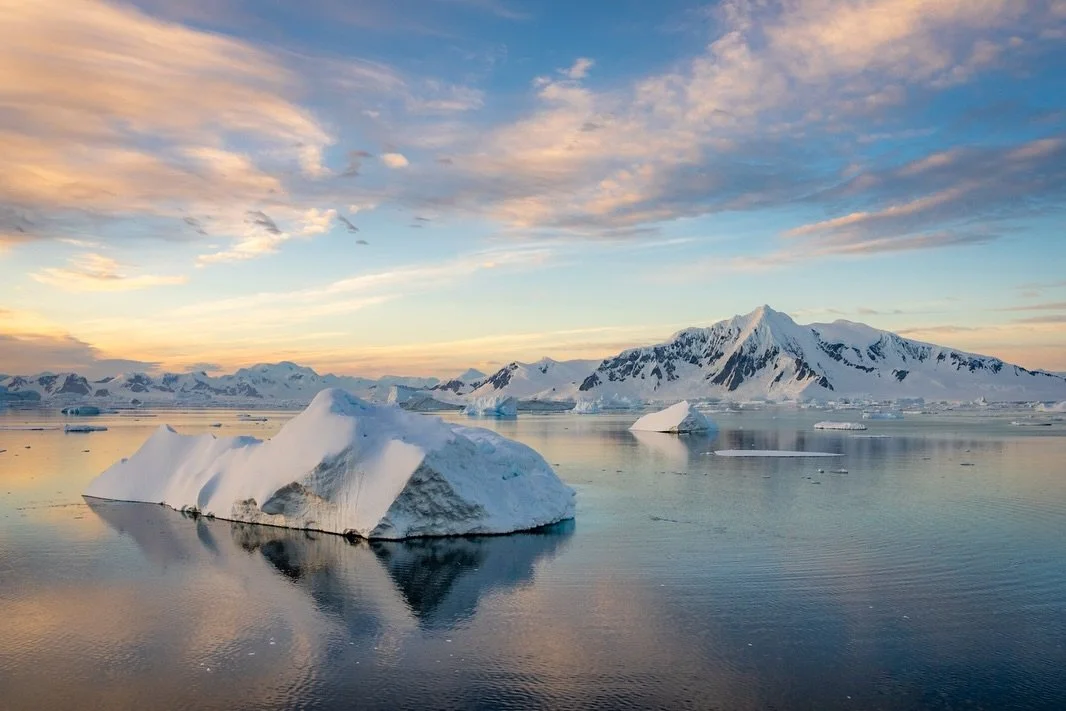 ONE FINE DAY. It&rsquo;s wild to think all of this happened in just one 14 hour day &hellip; 😱

🔥 A sunrise that shifted from fiery glow to soft pastels
🌊 A glass-calm bay giving perfect reflections
🐧 Two emperor penguins stepping into golden mor