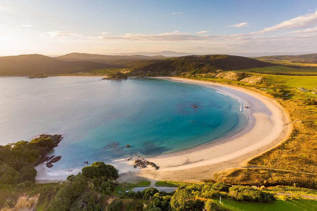 Top 10 Beaches in New Zealand for Epic Photos 📷🏖️

With 15,000km of coastline, NZ is basically one giant outdoor playground packed with wild rock stacks, turquoise bays, moody west coast surf, and lighthouse-topped cliffs.

These are 10 of my absol