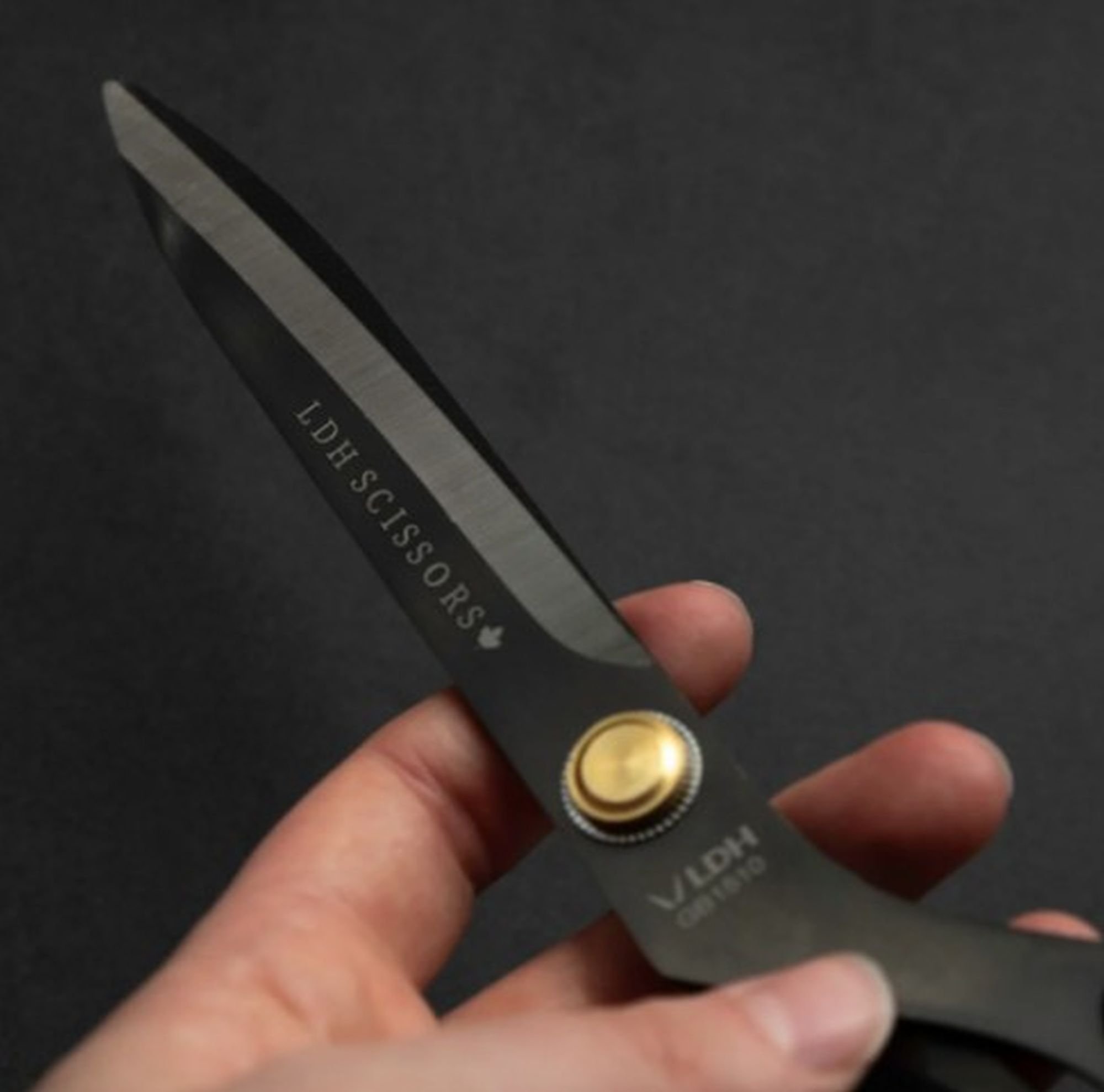 LDH-Midnight_Edition-Lightweight_gift-set-scissors-close-up.jpg