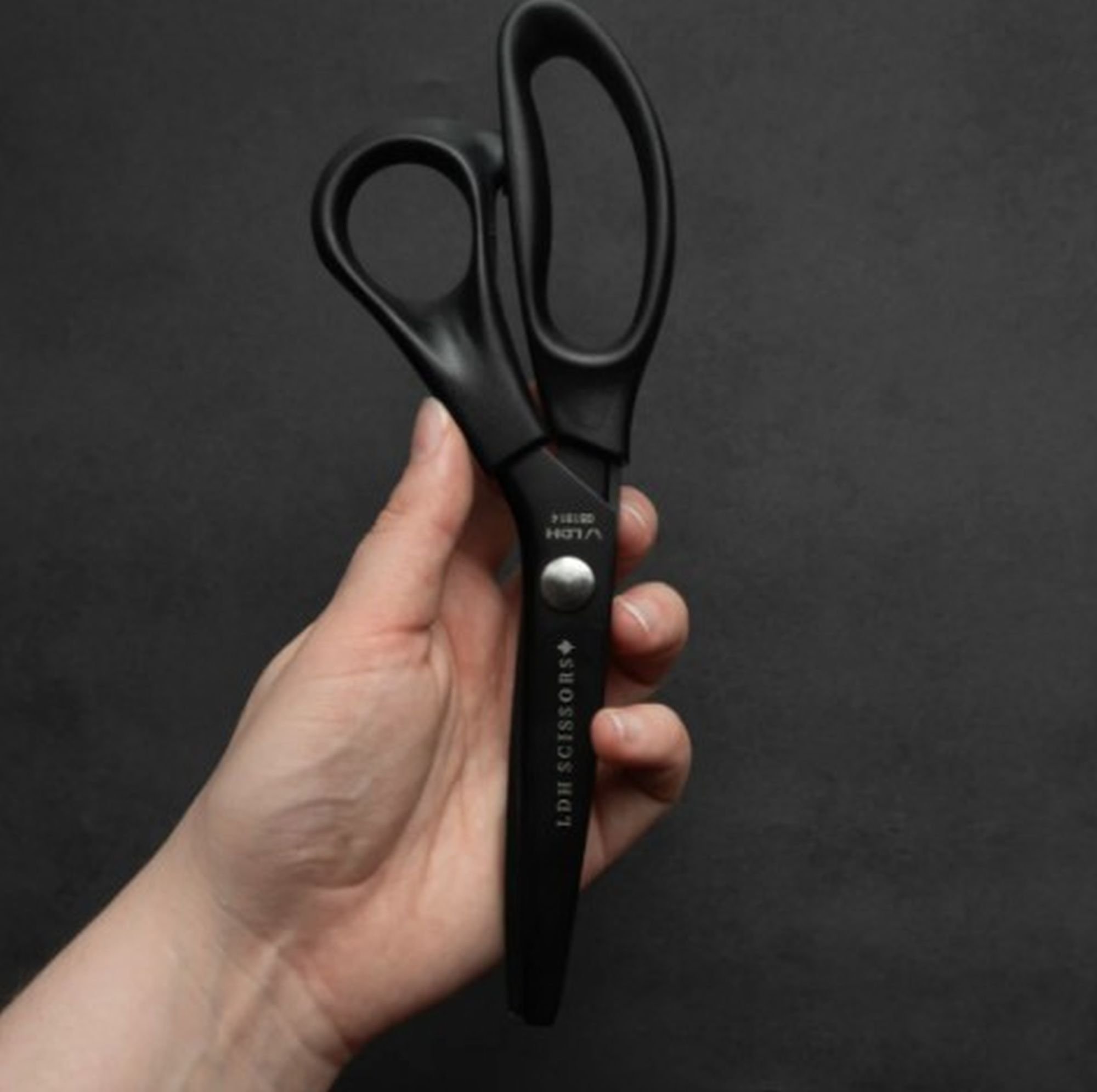 LDH-Midnight_Edition-Lightweight_gift-set-scissors-in-hand.jpg