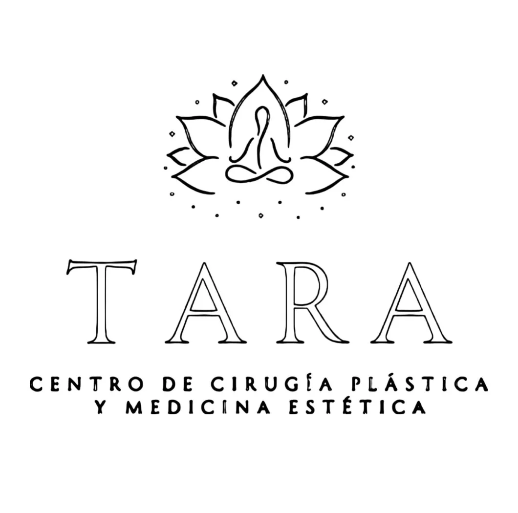 Logotipo del centro de cirugía plástica y medicina estética TARA, con un símbolo de una figura de yoga en posición de meditación dentro de un loto, y letras que dicen 'TARA' seguido por la descripción del centro.