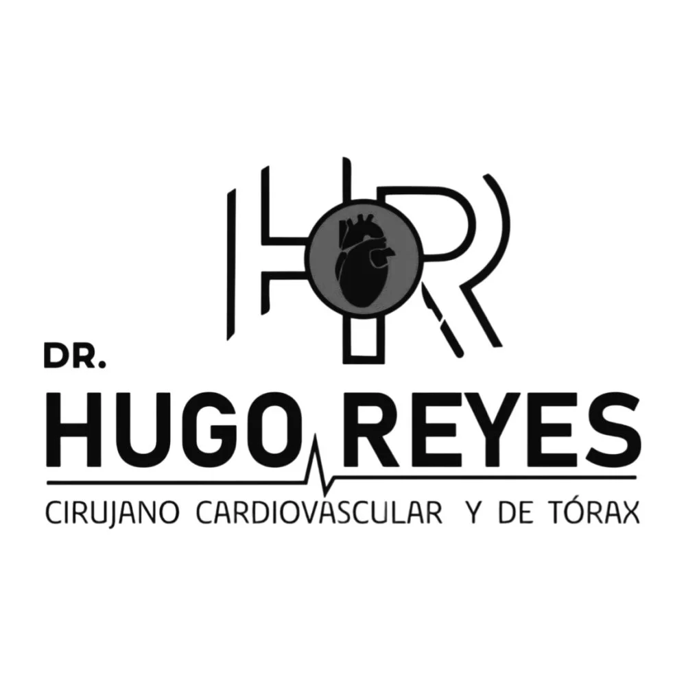 Logotipo del Dr. Hugo Reyes, cirujano cardiovascular y de tórax, con un diseño que integra un corazón y un estetoscopio en el texto.