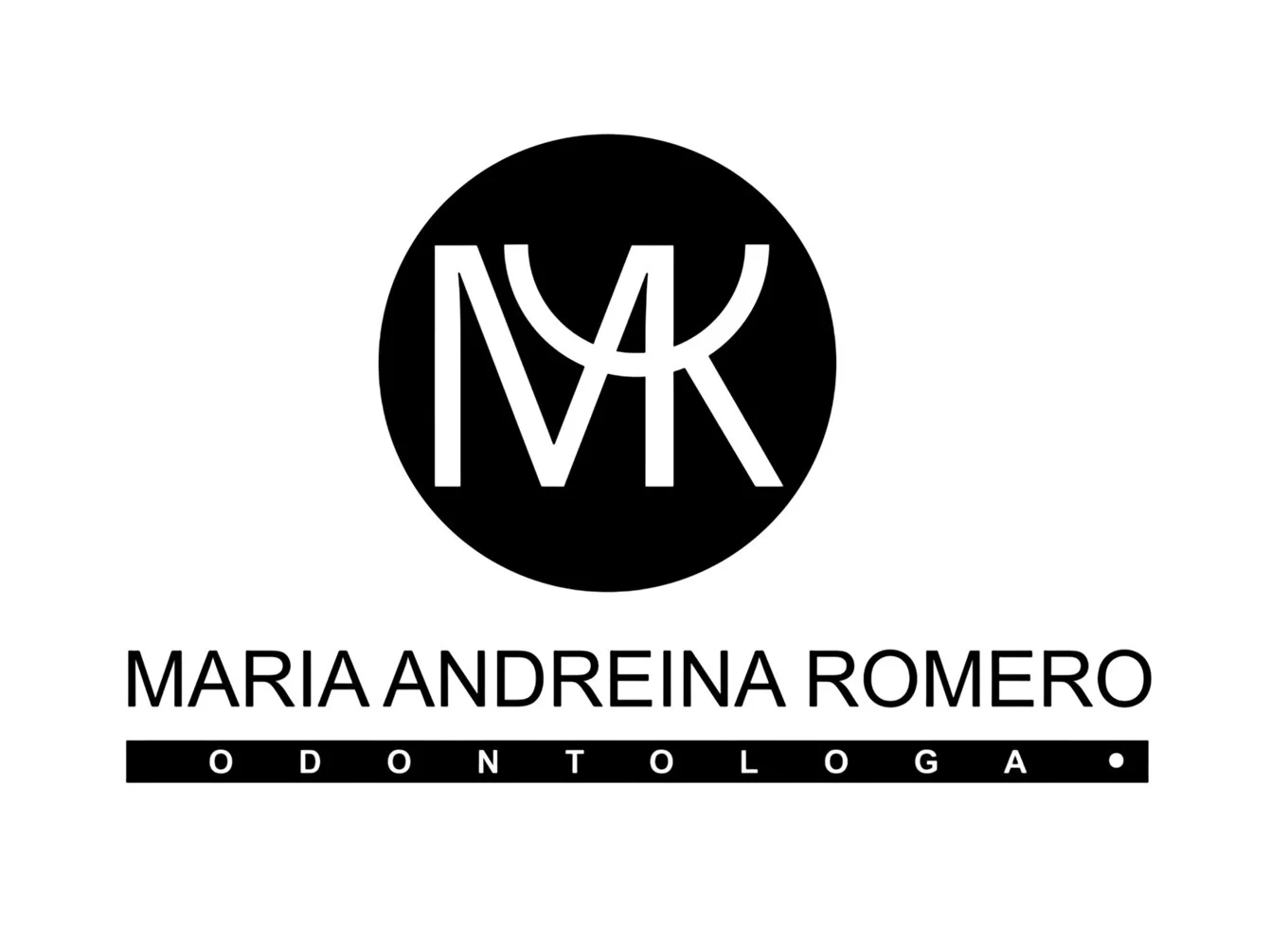 Logo en blanco y negro con las letras "MAR" estilizadas dentro de un círculo negro. Debajo, el nombre "Maria Andreina Romero" y la palabra "Odontóloga" en una línea con fondo negro.