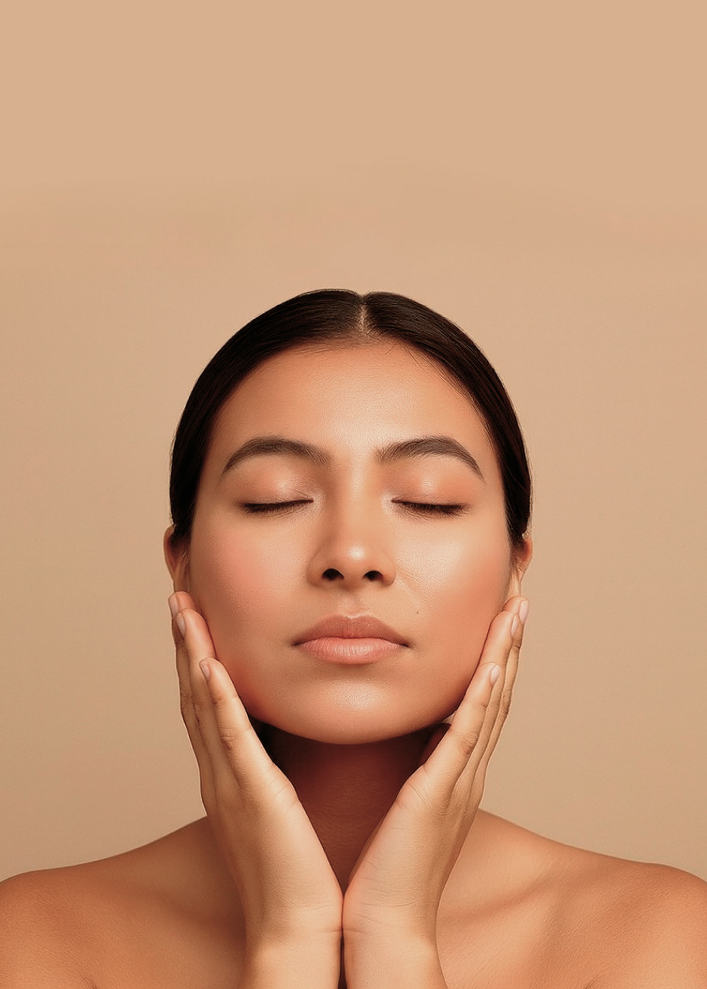 Retrato de una mujer con piel impecable, ojos cerrados y manos en las mejillas, en un fondo beige