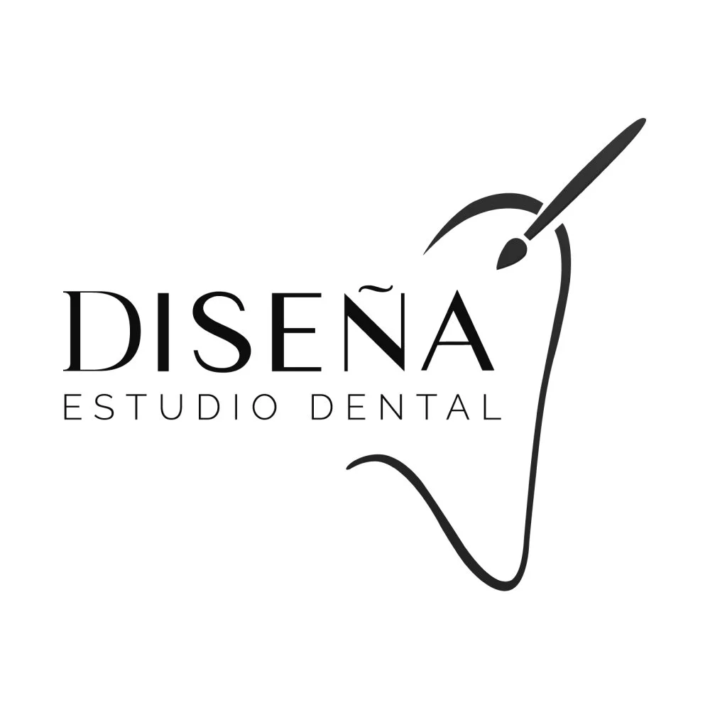 Logotipo en blanco y negro de Disena Estudio Dental, con un diseño que combina un pincel y un diente estilizado.