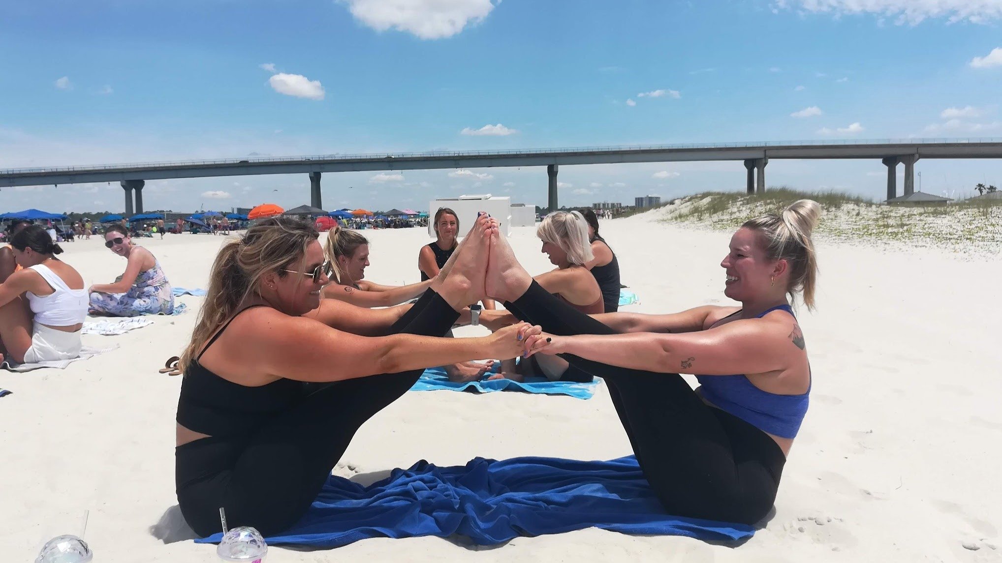 Love the smiling faces!

#BeachYoga #partneryoga