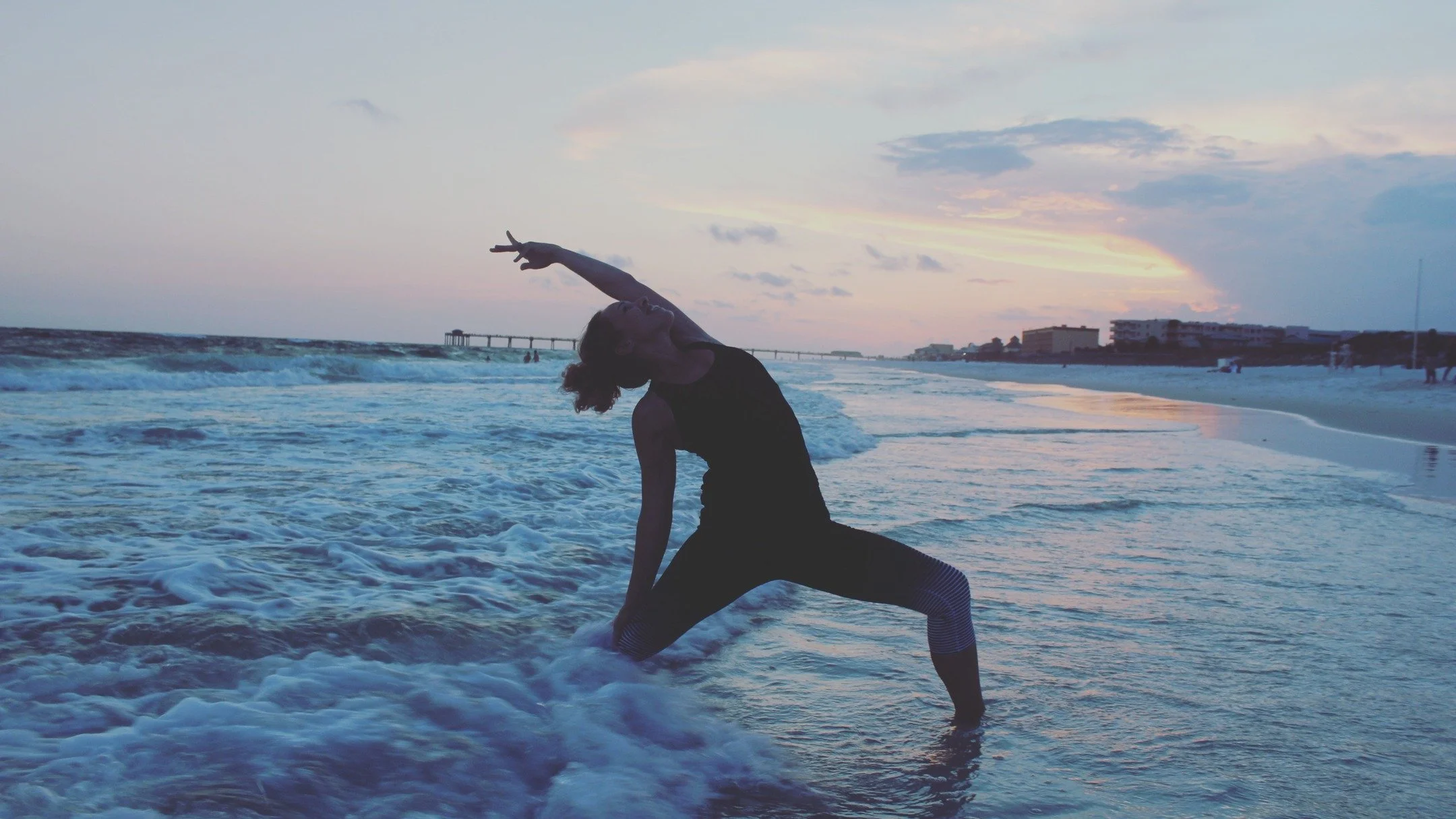 Anyone else want to do an entire yoga class IN the water??? 

I've tried! It's really difficult. 😂

I always recommend going for a dip after class. 🏊

🌕 August Full Moon Yoga 🌕 open for registration! Link to sign-up in bio. 

#yogainnature #pensa