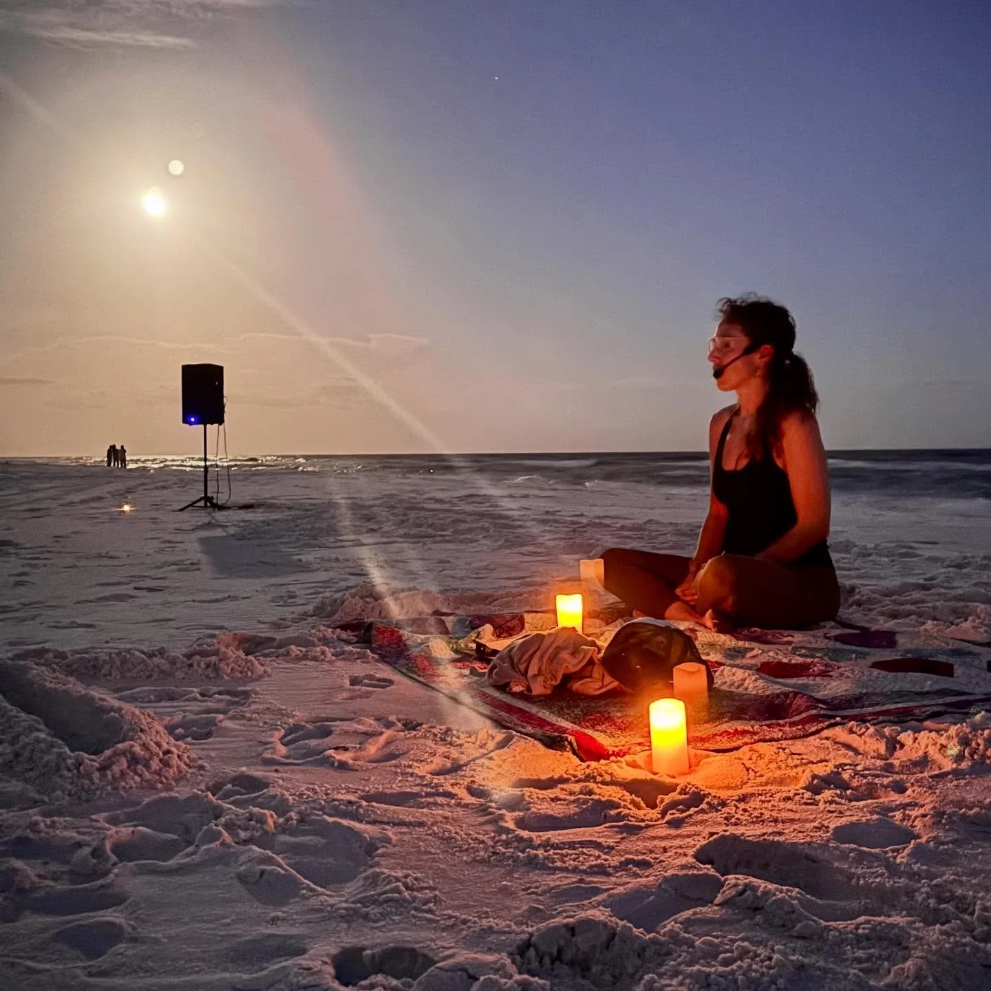 Have you thought about attending our Full moon Yoga retreat this November? 🌝

Imagine a day long experience at a beautiful private residence directly on the beach, practicing yoga, eating delicious food from our in house chef and closing together in