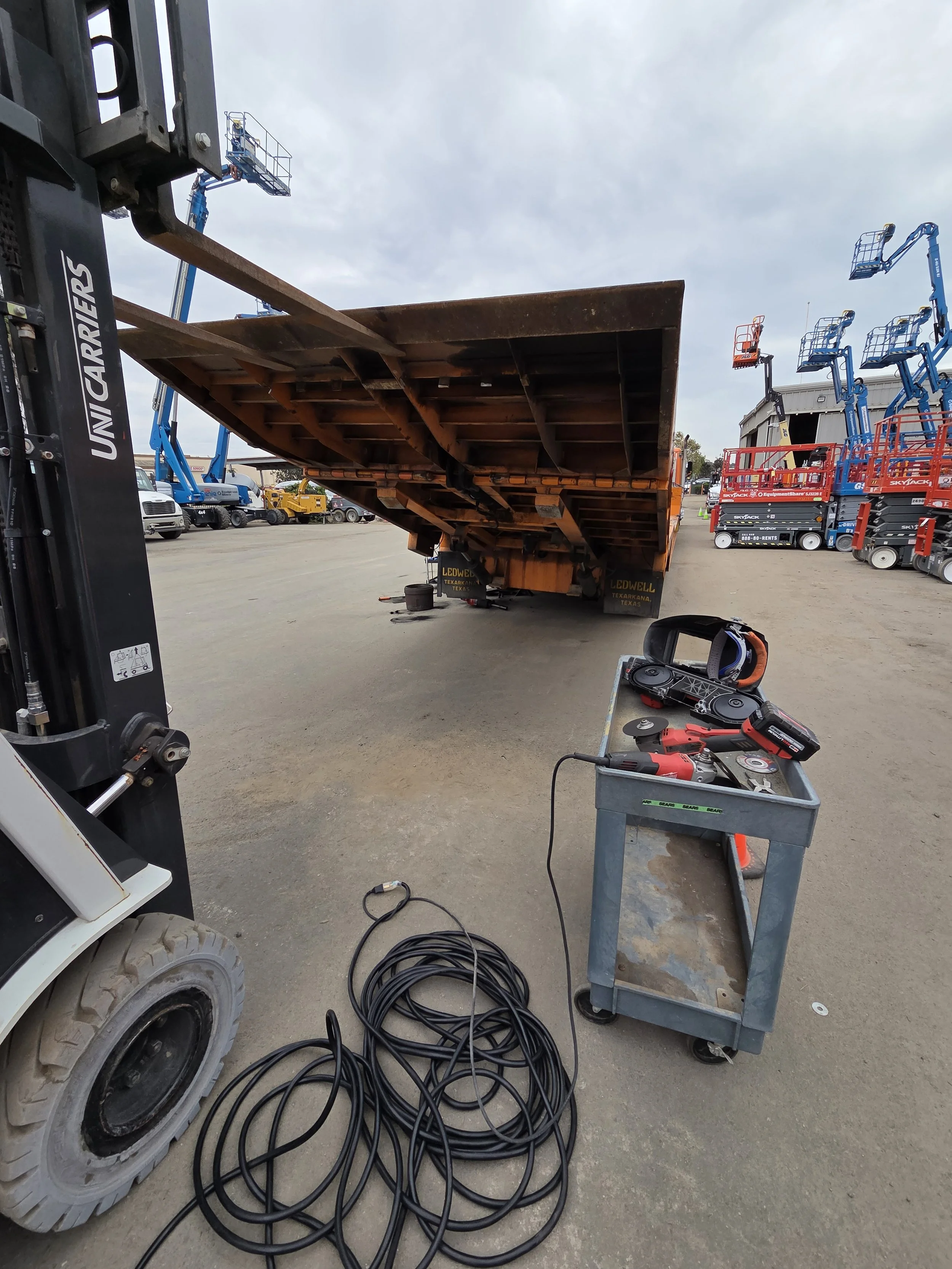 Lifting this tale to weld underneath