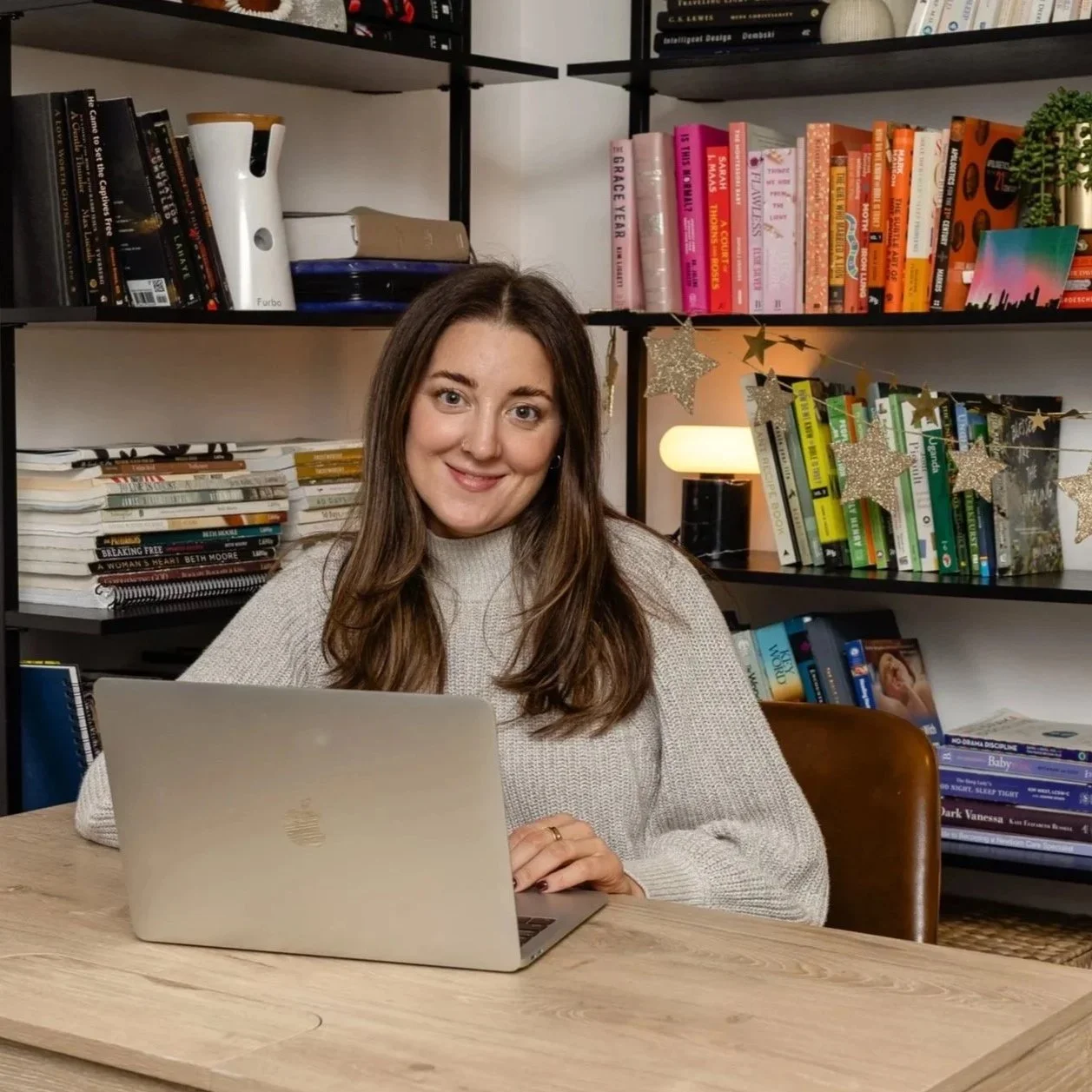 Atlanta sleep consultant Lauren Harvey providing personalized sleep guidance during an online consultation.
