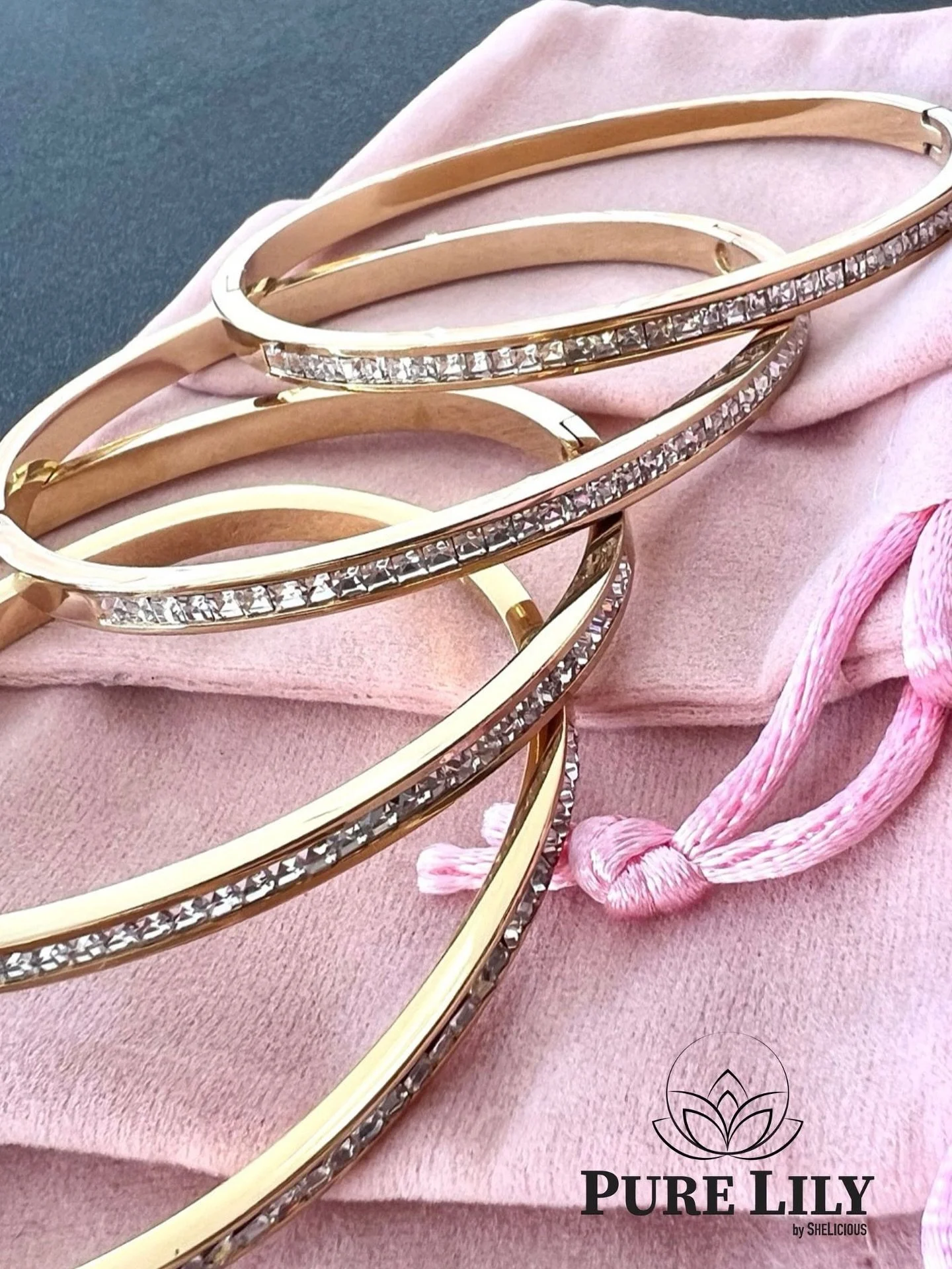 Velkommen til PureLily by SheLicious✨

Det er med stor gl&aelig;de, at vi i dag kan pr&aelig;sentere vores nye smykkebrand &ndash; udvalgt med passion for tidl&oslash;st design, h&oslash;j kvalitet og moderne elegance.

PureLily er mere end smykker &