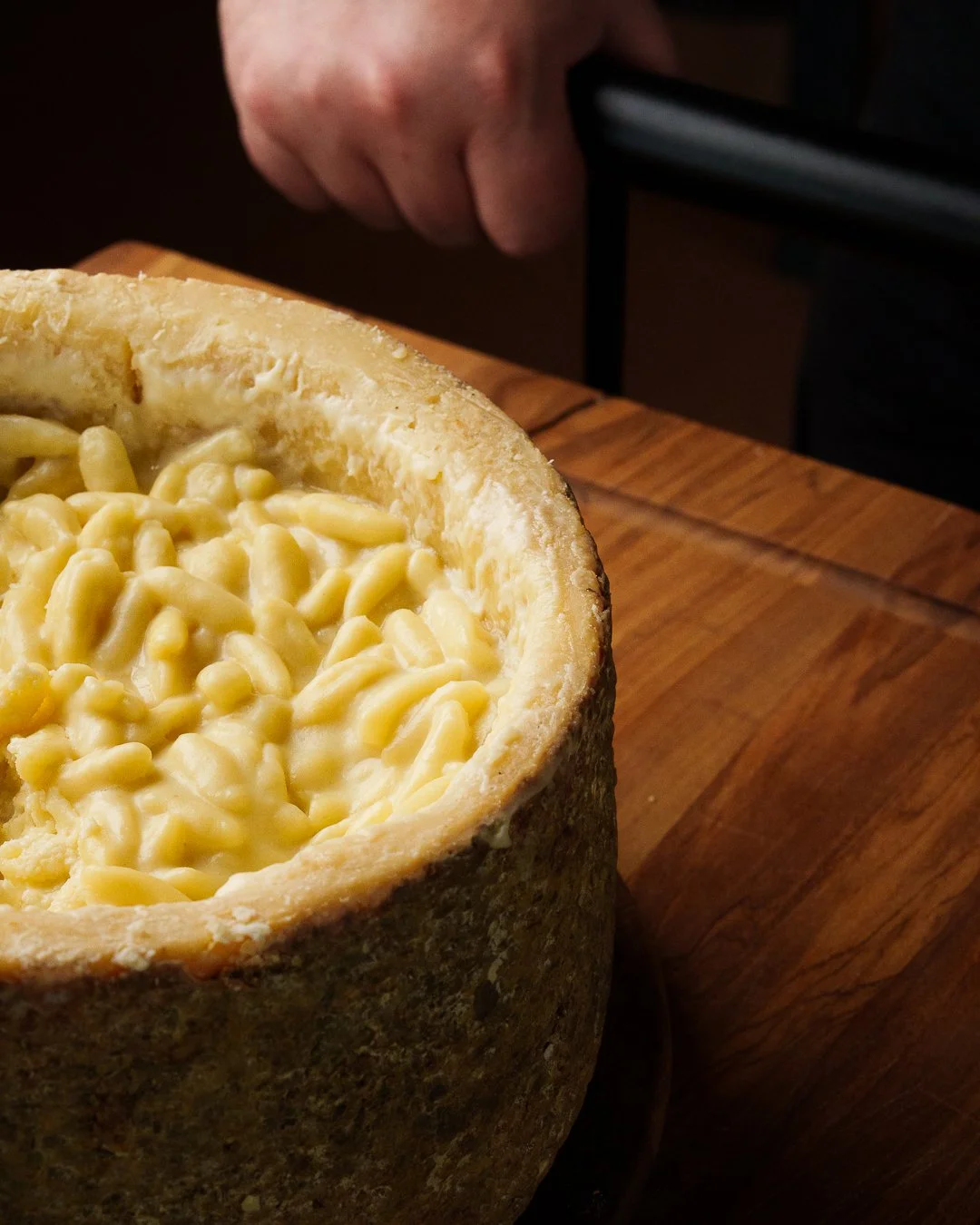 🫕 I cavatelli al Gran Mugello sono uno di quei piatti che raccontano bene la cucina del The Lodge.

Una pasta corta, corposa, mantecata con il nostro Gran Mugello fino a diventare cremosa e avvolgente, con tutto il carattere di un formaggio che nasc