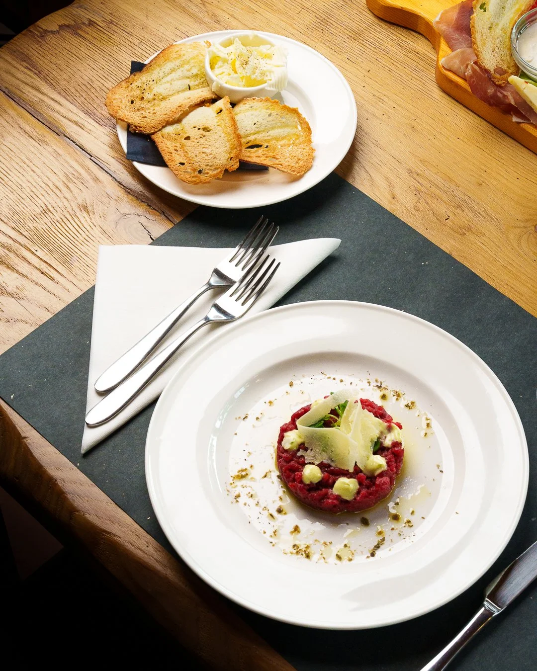 🥩 La tartare &egrave; la protagonista: fresca, preparata con cura e pensata per valorizzare al meglio la qualit&agrave; della nostra carne.

A renderla ancora pi&ugrave; completa, il tagliere con i sapori della fattoria: formaggi, salumi, crostini e