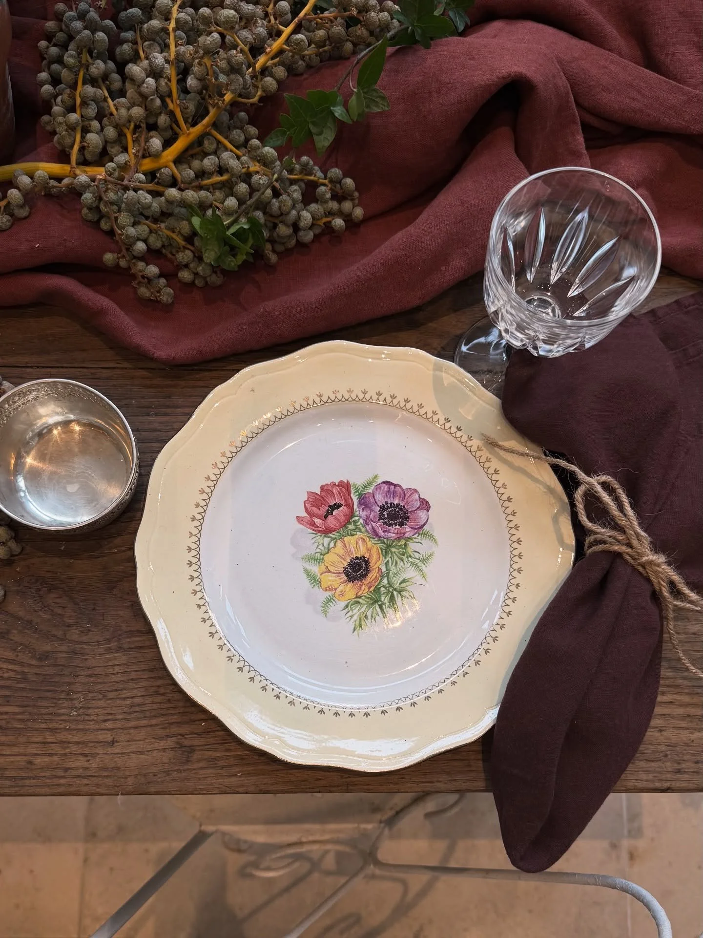 Setting a table is also about setting a vibe. We are now offering linens from Paris at our store in Oslo, curated by the talented @madamedelamaison 🌾