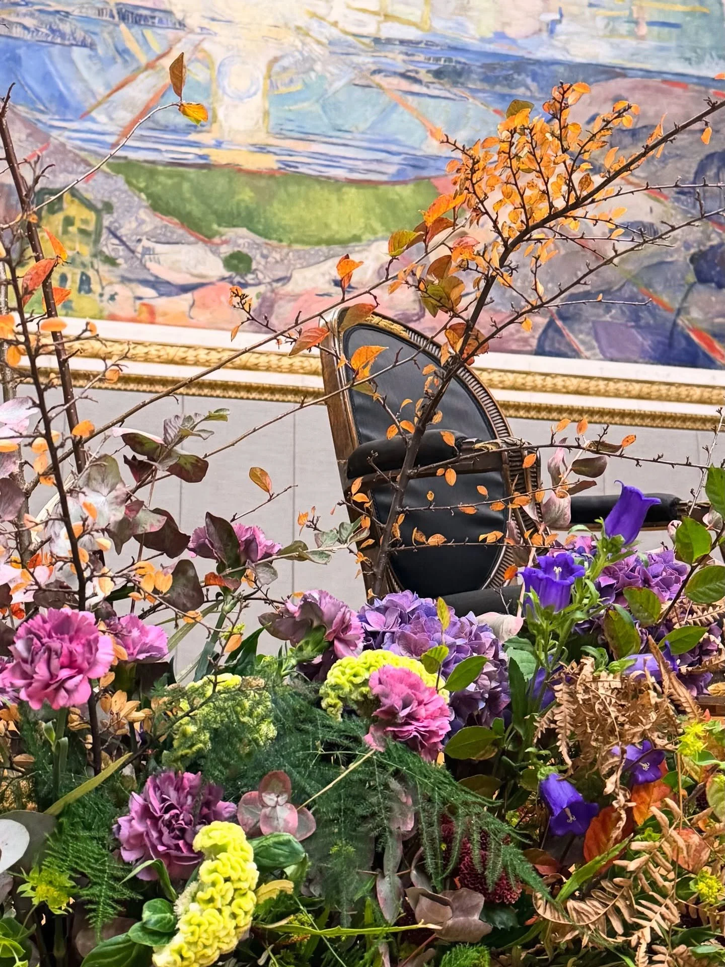 Bringing a touch of overgrown garden magic to the iconic Aula room at Oslo University tonight with @costumenorge 🌷 

Blooms meets Munch in the most beautiful way 💫 contact L&rsquo;Arrosoir for your next event.