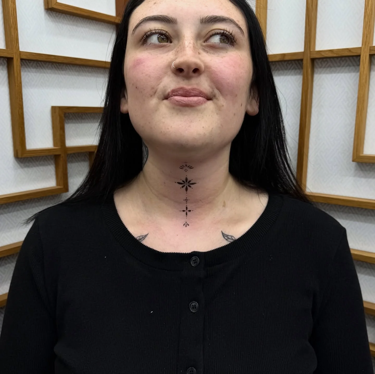 P r e t t y  n e c k  p i e c e 

 🖤🖤🖤🖤🖤

#tattoo #necktattoo #ornemental #ornementaltattoo #newcastleupontyneuk #