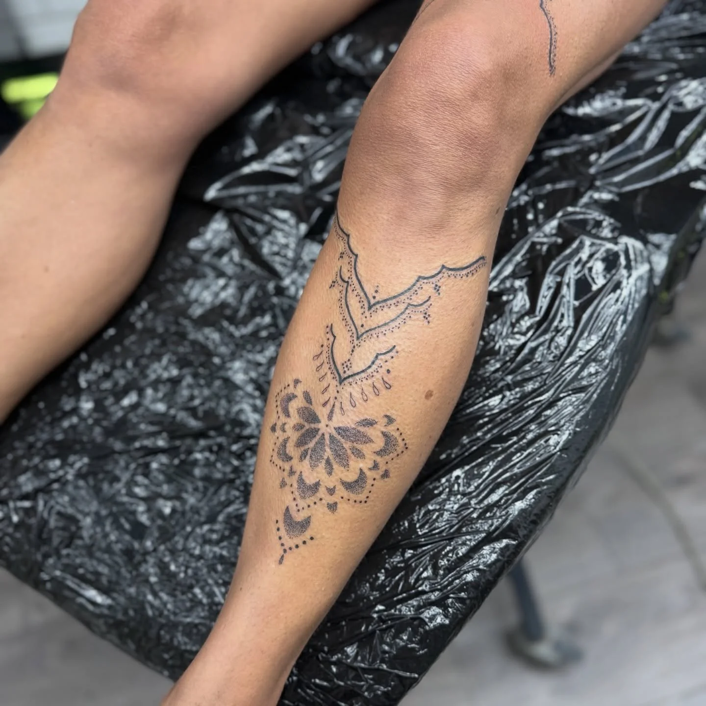 Pretty leg ornaments 

💕

https://www.michelletattoo.co.uk

#newcastleupontyne #newcastletattoo #tattoo #ornementaltattoo #mhenditattoo