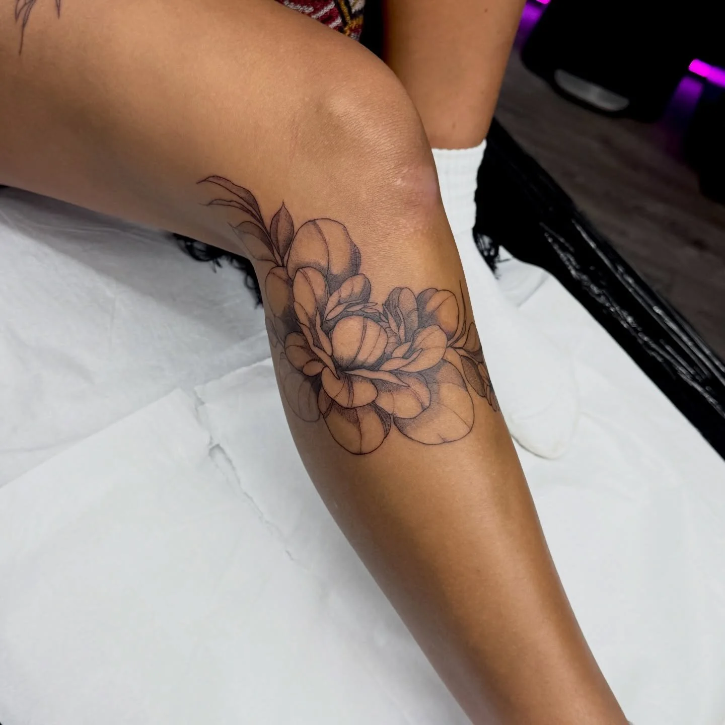 Floral knee wrap for Lana 🤍
Can&rsquo;t wait to carry on up the leg 
_____________________________________
https://www.michelletattoo.co.uk
&mdash;&mdash;&mdash;&mdash;&mdash;&mdash;&mdash;&mdash;&mdash;&mdash;&mdash;&mdash;&mdash;&mdash;&mdash;&mda