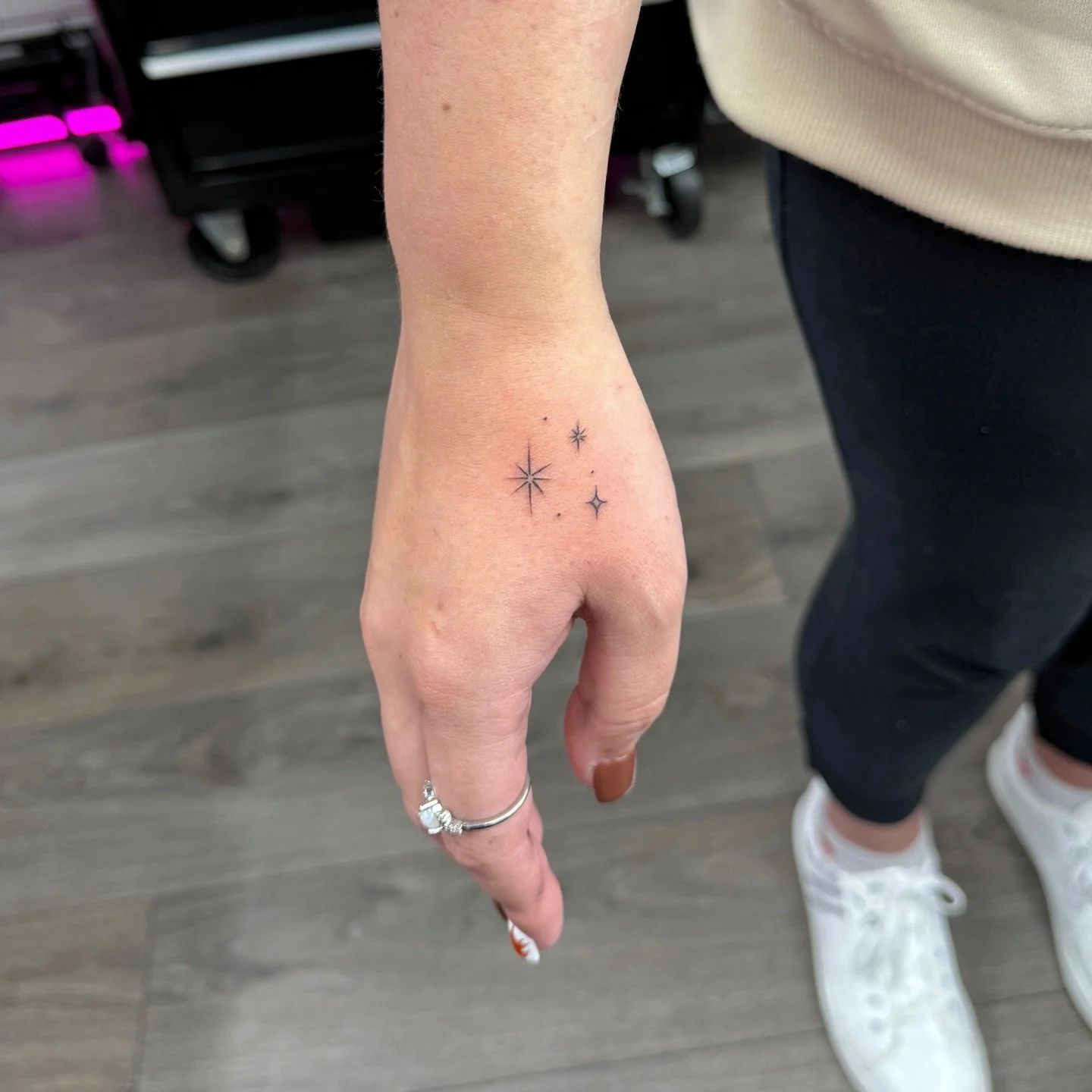 Teeny stars ✨ 💫

~~~~~~~~~~~~~~~~~~~~~~~~~

https://www.michelletattoo.co.uk

~~~~~~~~~~~~~~~~~~~~~~~~~

____________________________________________
#handtattoo #stars #finelinetattoo #uktattoo #tatts #bournemouthtattoo #newcastletattoo
