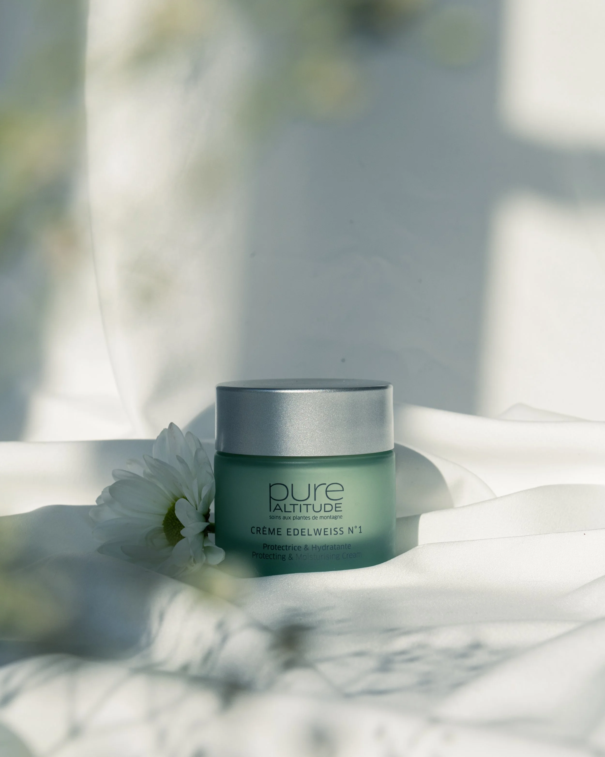 Photo de produit d'une crème de la marque Pure Altitude. Photo e-commerce et réseaux sociaux. Photographie commerciale de cosmétiques.