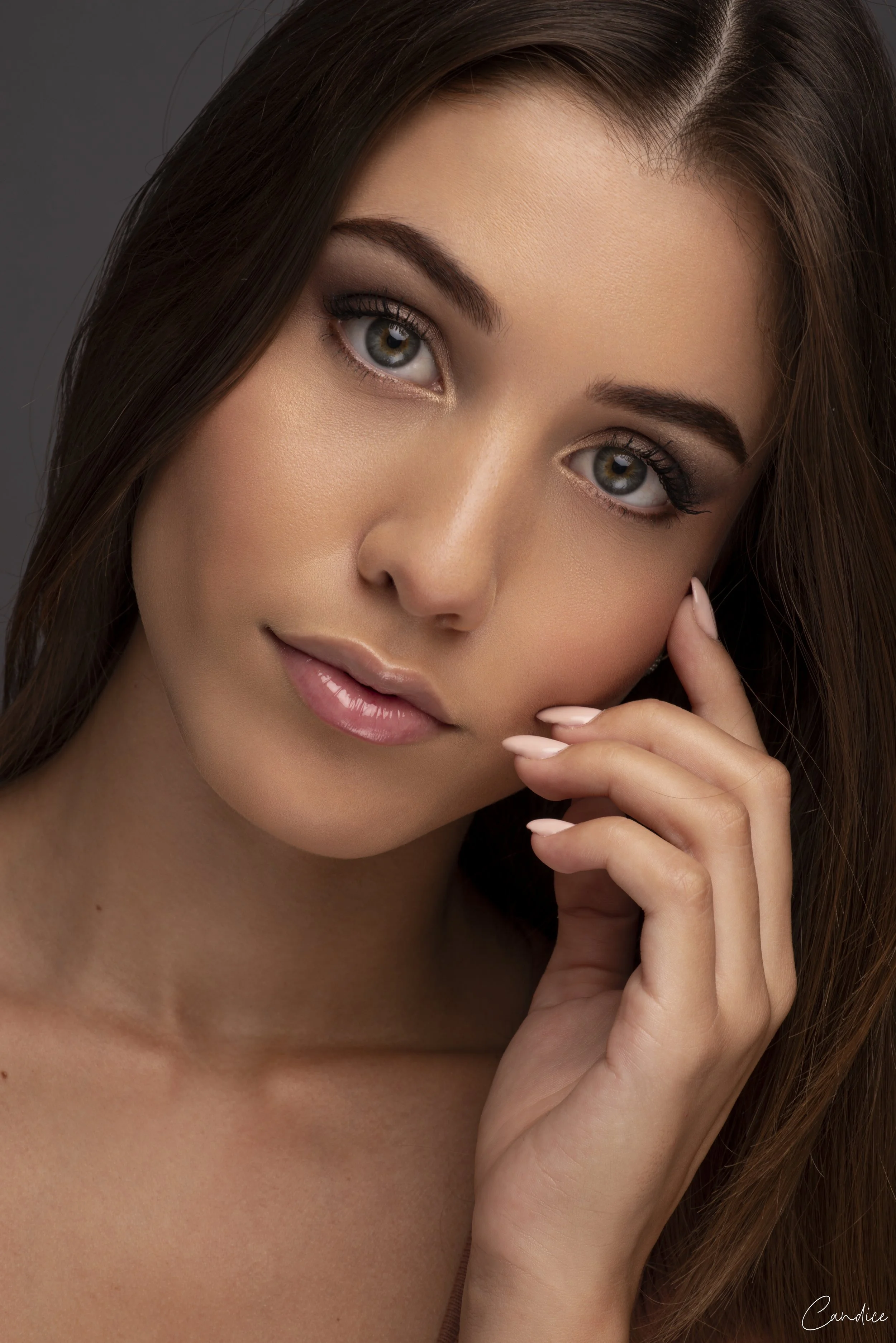 Portrait beauté d'une jeune femme pour du maquillage. Photo beauté e-commerce et réseaux sociaux.