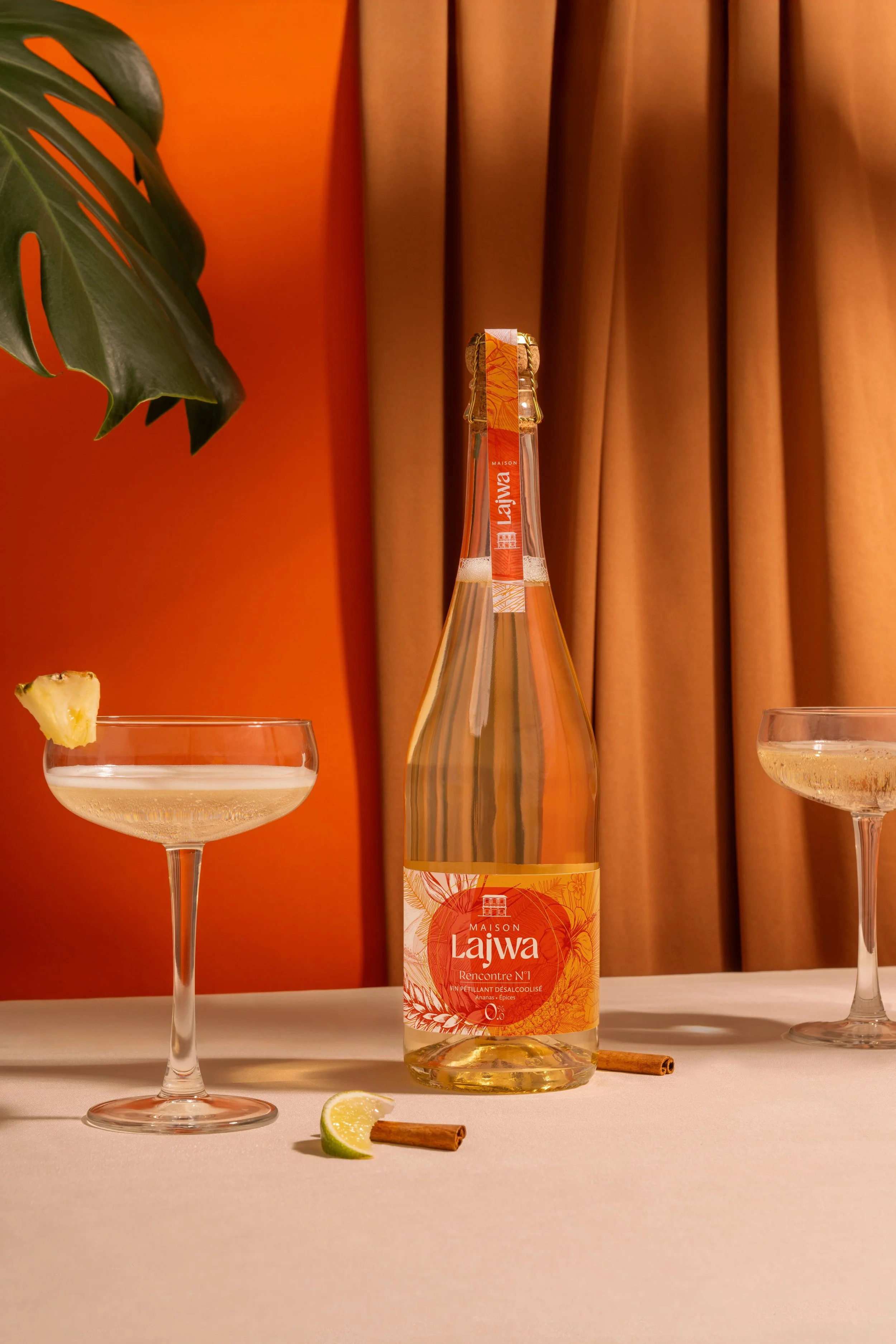 Photographie e-commerce d'une bouteille de pétillant sans alcool. Photographie still life colorée. Branding et direction artistique d'un shooting photo. Packshot produit d'une bouteille de vin.