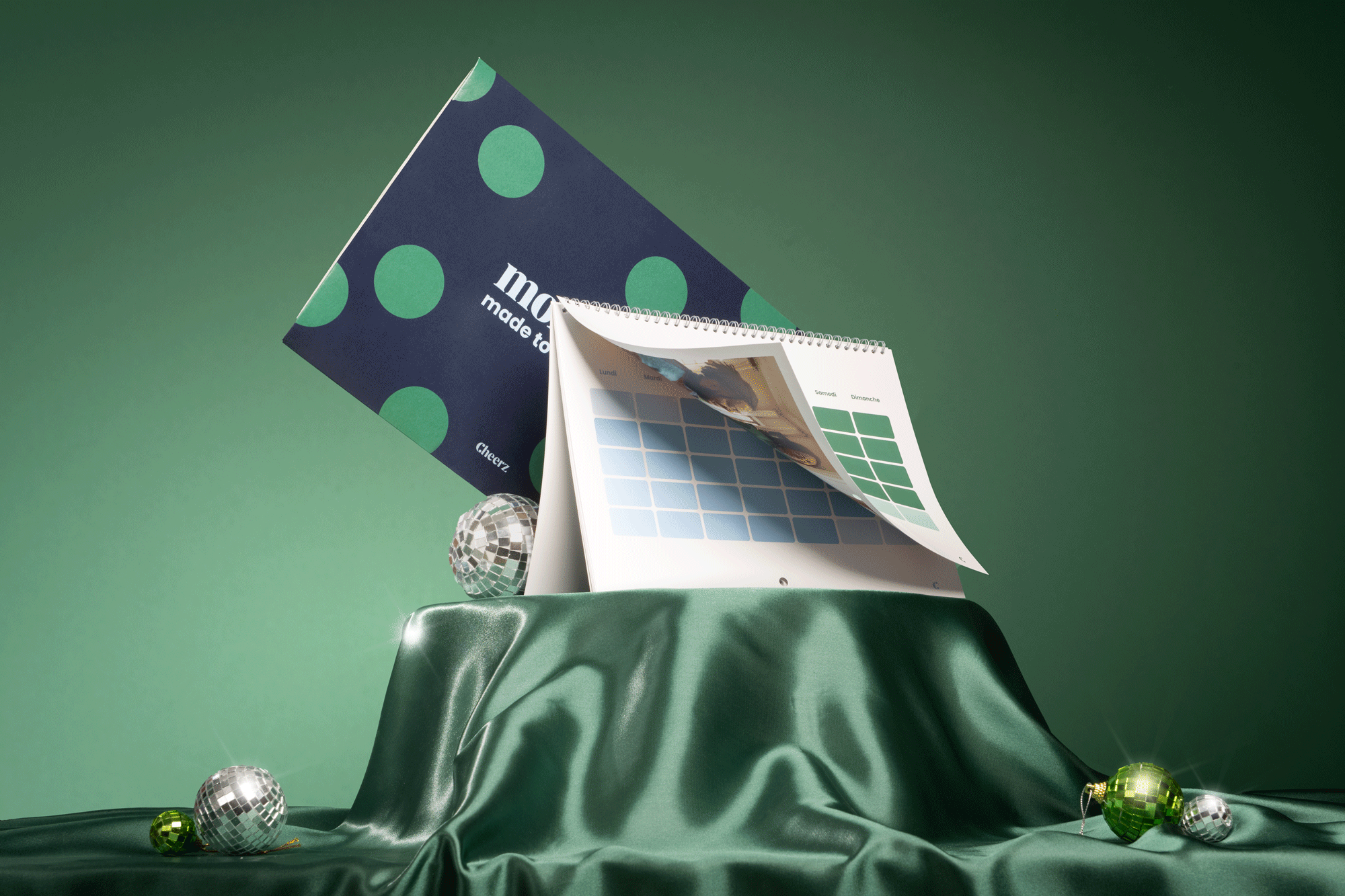 Avant/après retouches d'une photographie e-commerce pour la marque Cheerz sur le marronnier de Noël 2025