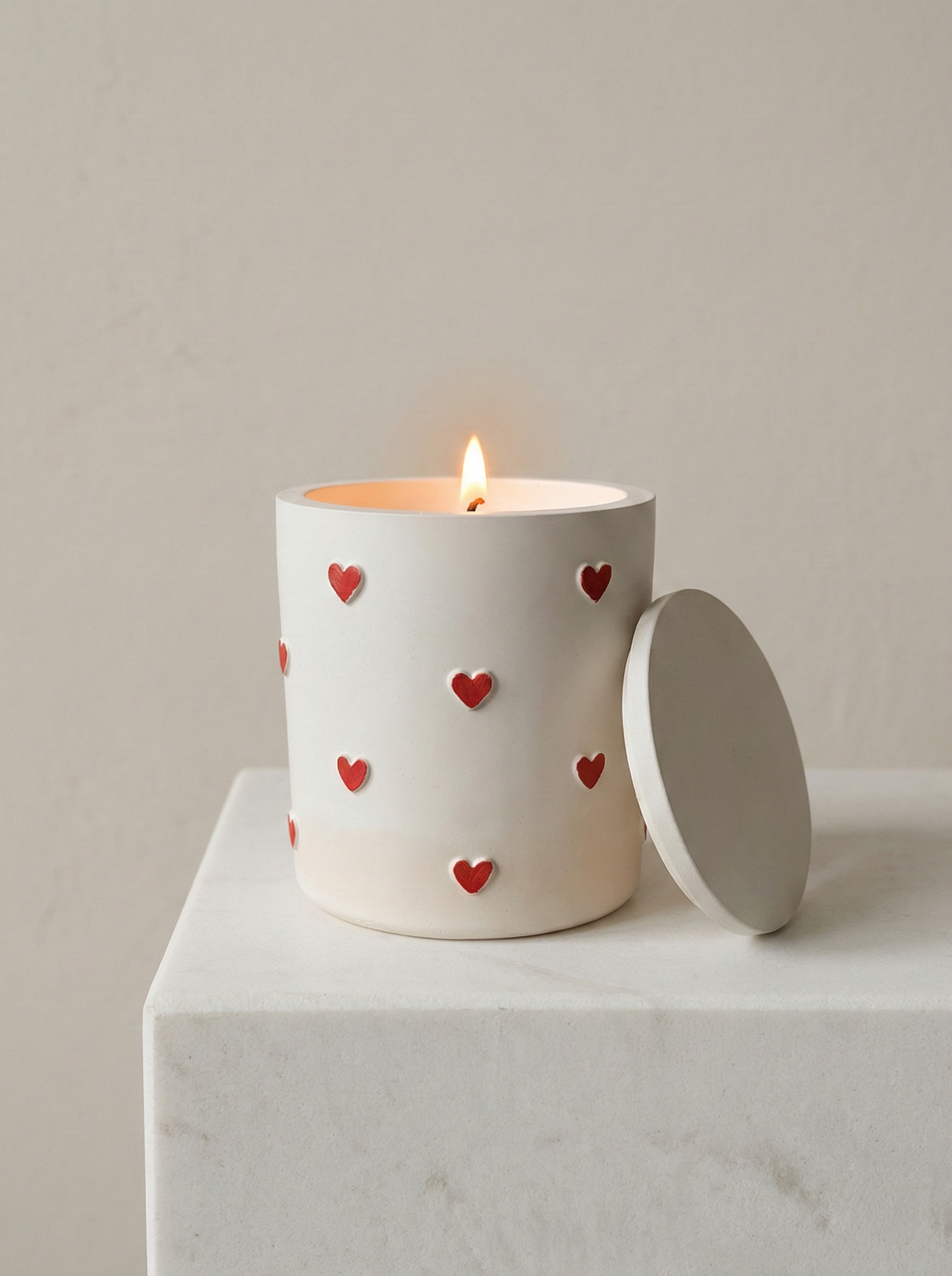 Handgefertigte Duftkerze aus Gips mit Herzdesign