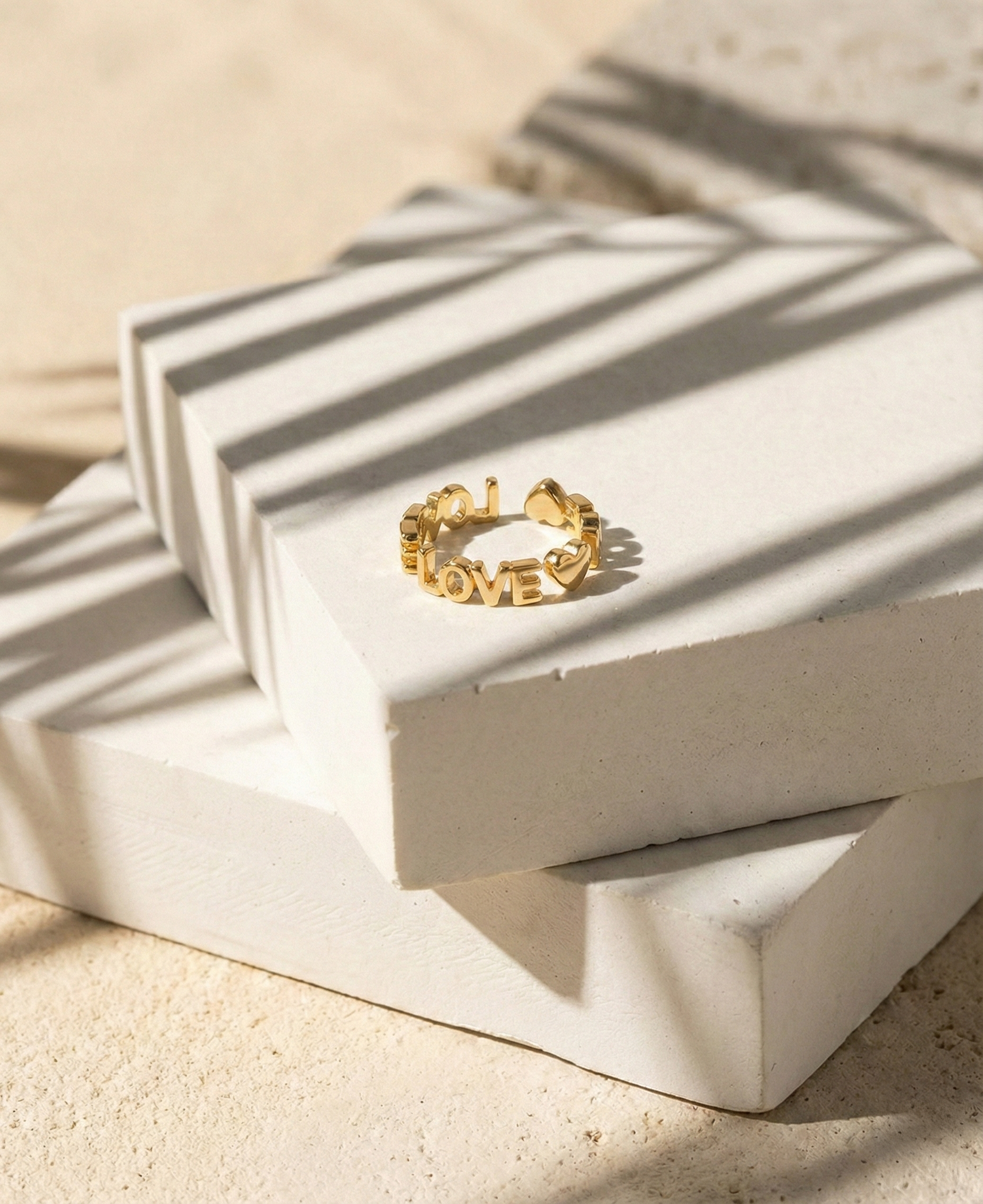 LOVE Ring mit Herzmotiv