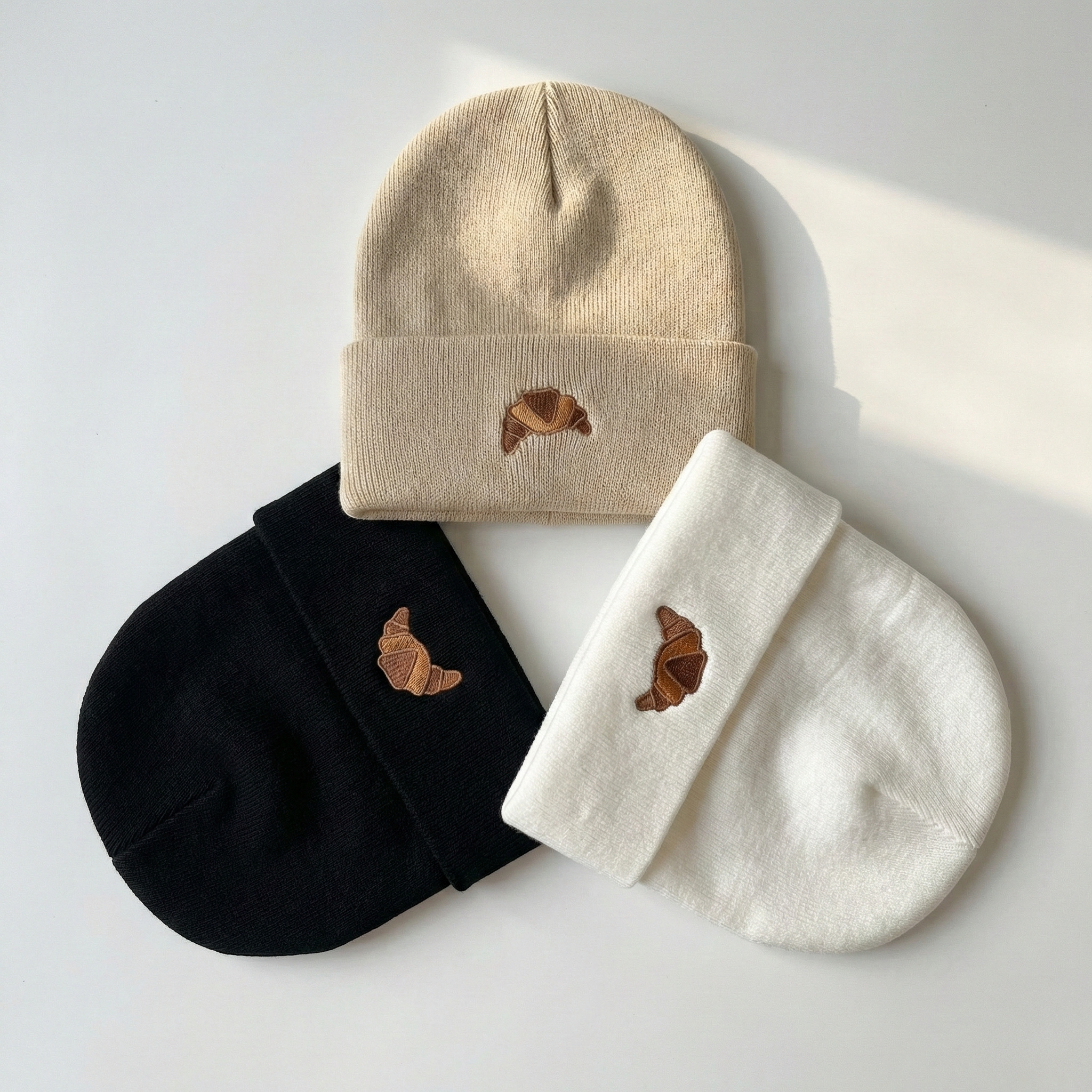 Bestickte Croissant Mütze