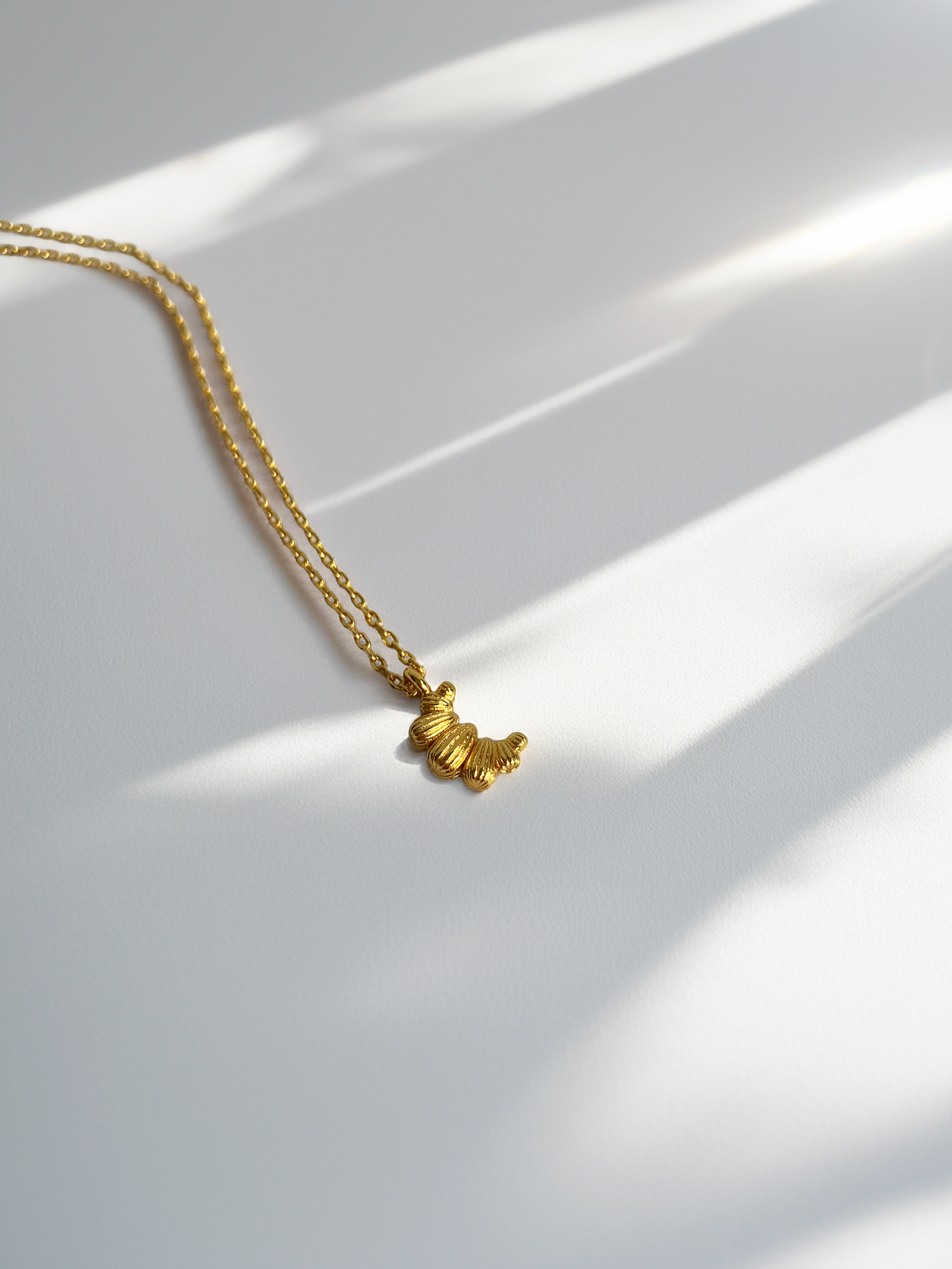 Vergoldete Kette mit Croissant-Anhänger