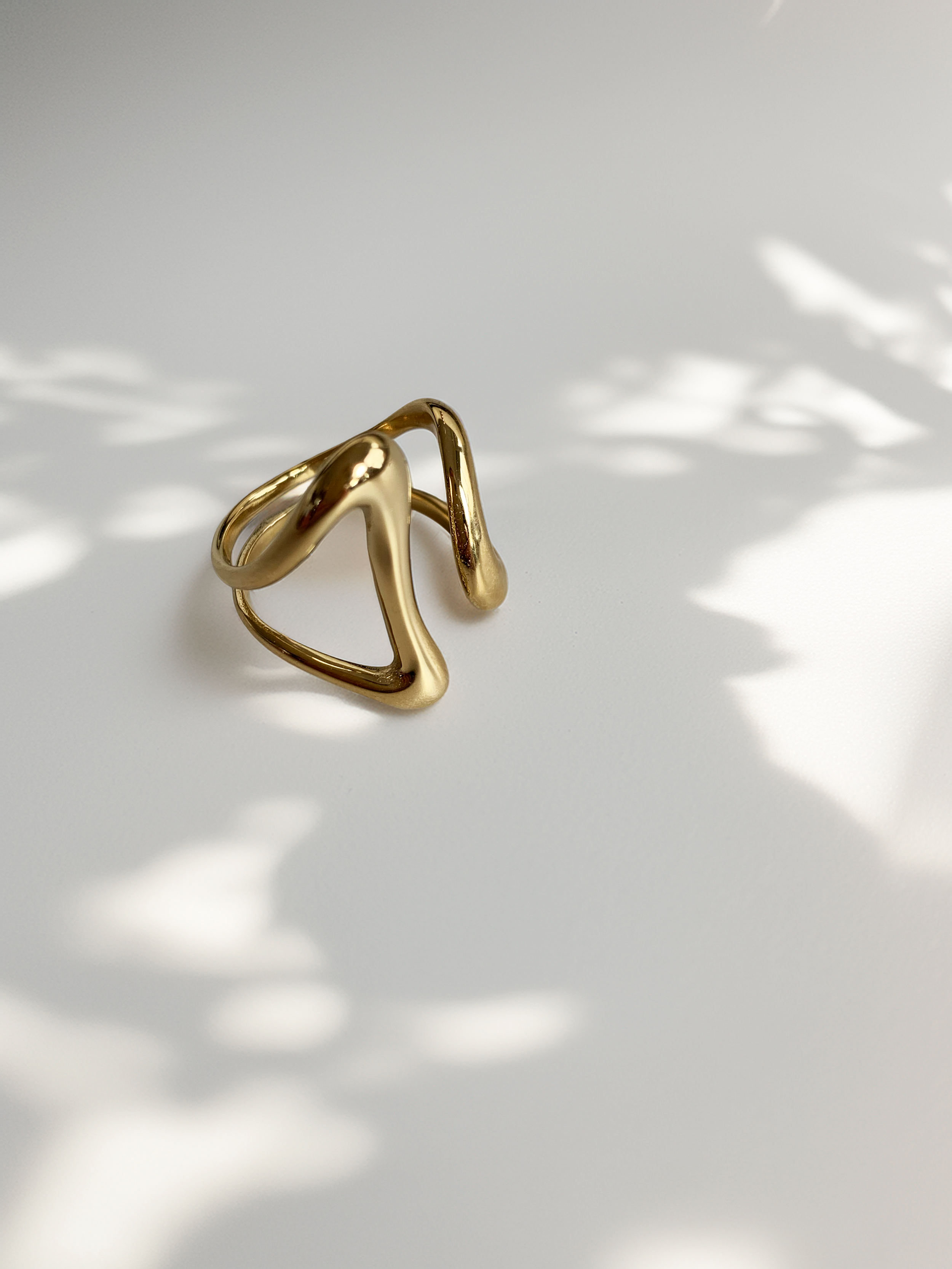 Goldener Edelstahlring mit Abstrakten Formen