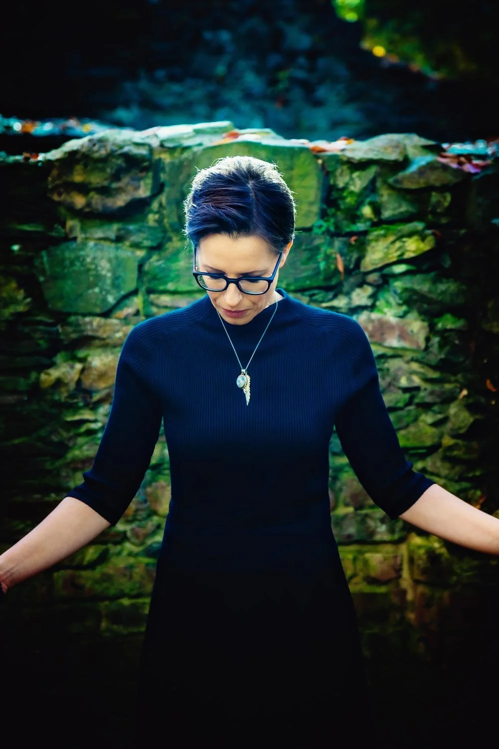 Isabel mit Blick nach innen, Symbol für Essenz, Klarheit und inneren Kompass