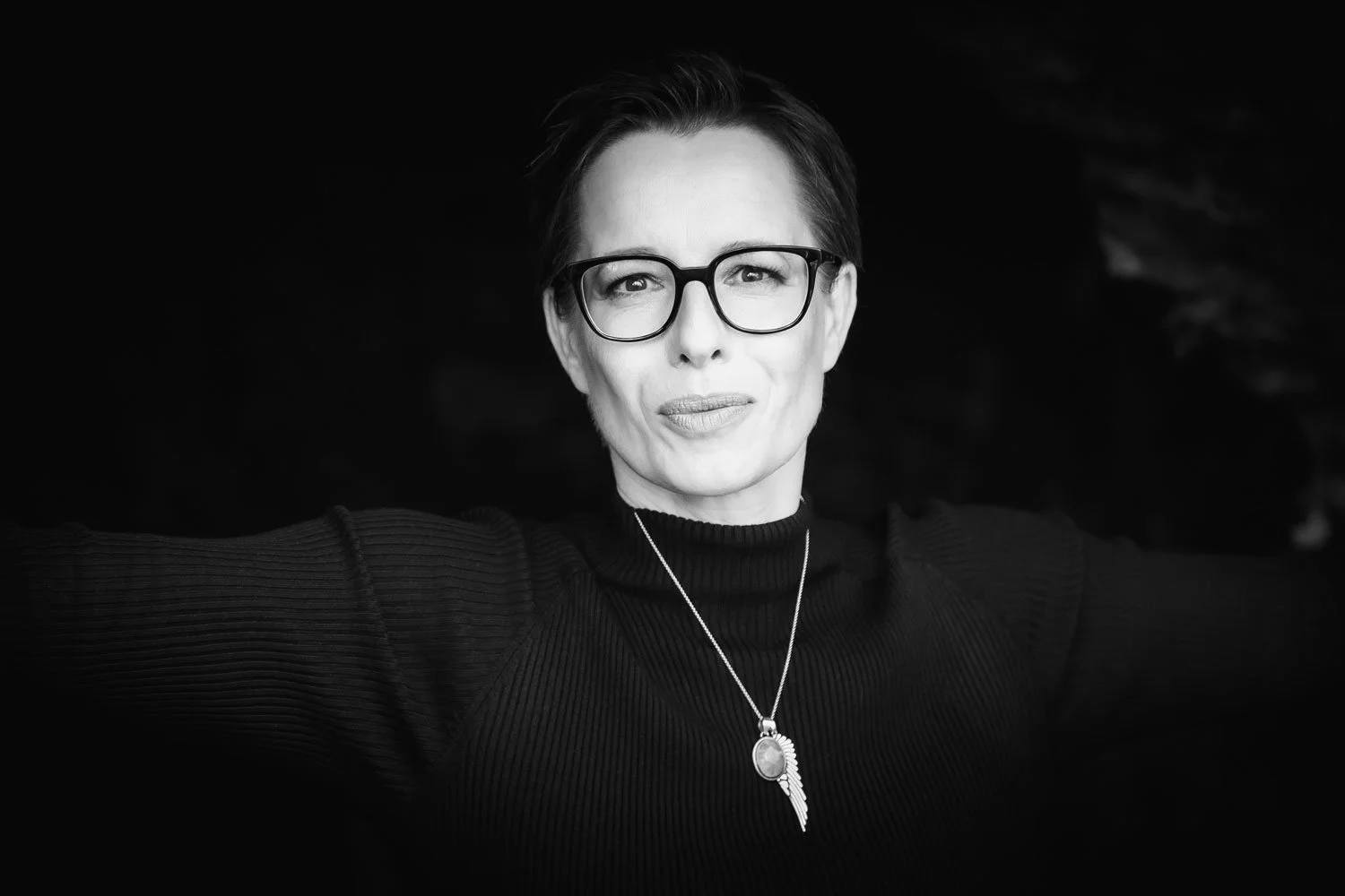 Isabel Kochale im Schwarzweiß-Porträt mit klarem Blick, Symbolfoto für Präsenz & Klarheit