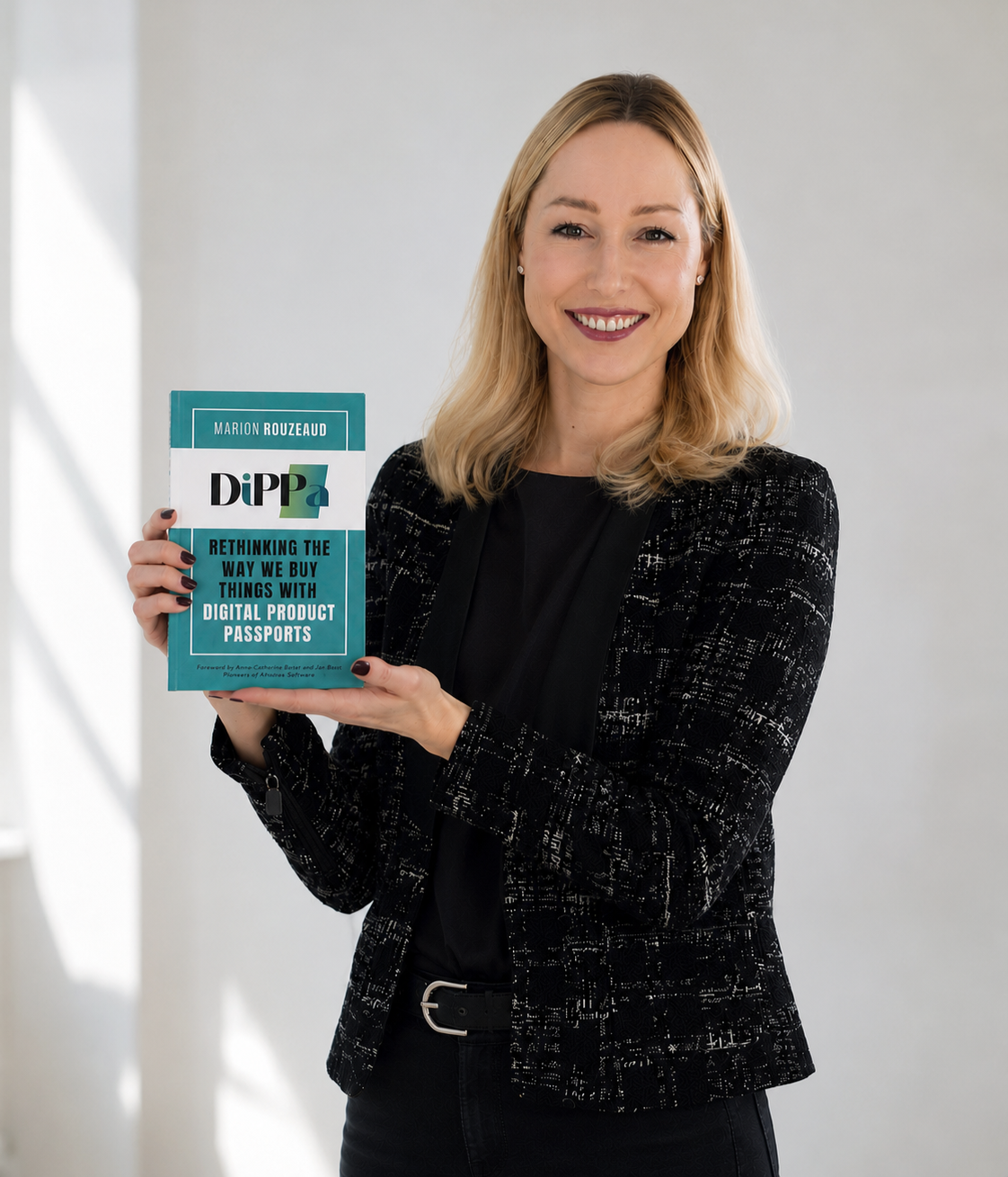 Marion Rouzeaud introducing DiPPa: Rethinking the Way We Buy Things with Digital Product Passports, a pioneering book on Digital Product Passports (DPP), combining expert perspectives and industry insights