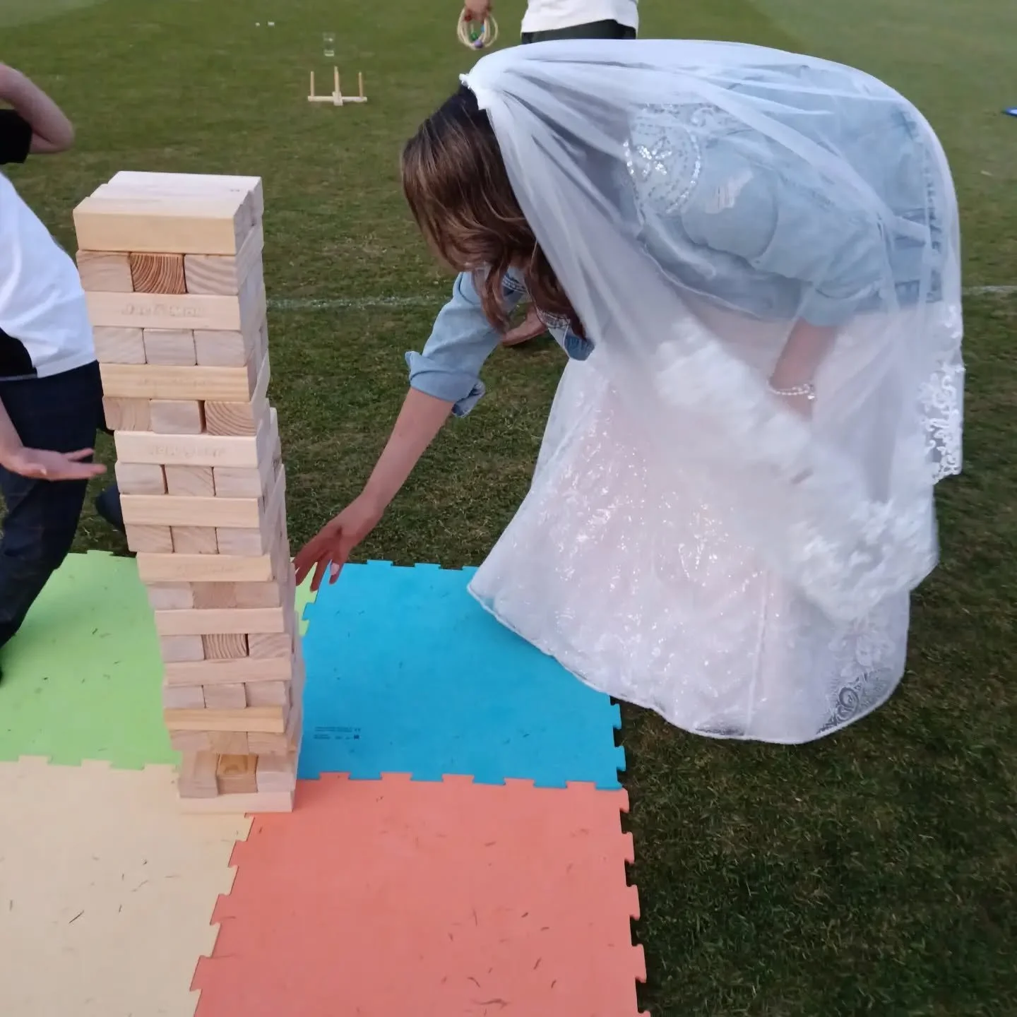 We love seeing people enjoy our giant games at their special occasions, but even more special when it's at a wedding of one of my oldest friends ❤️