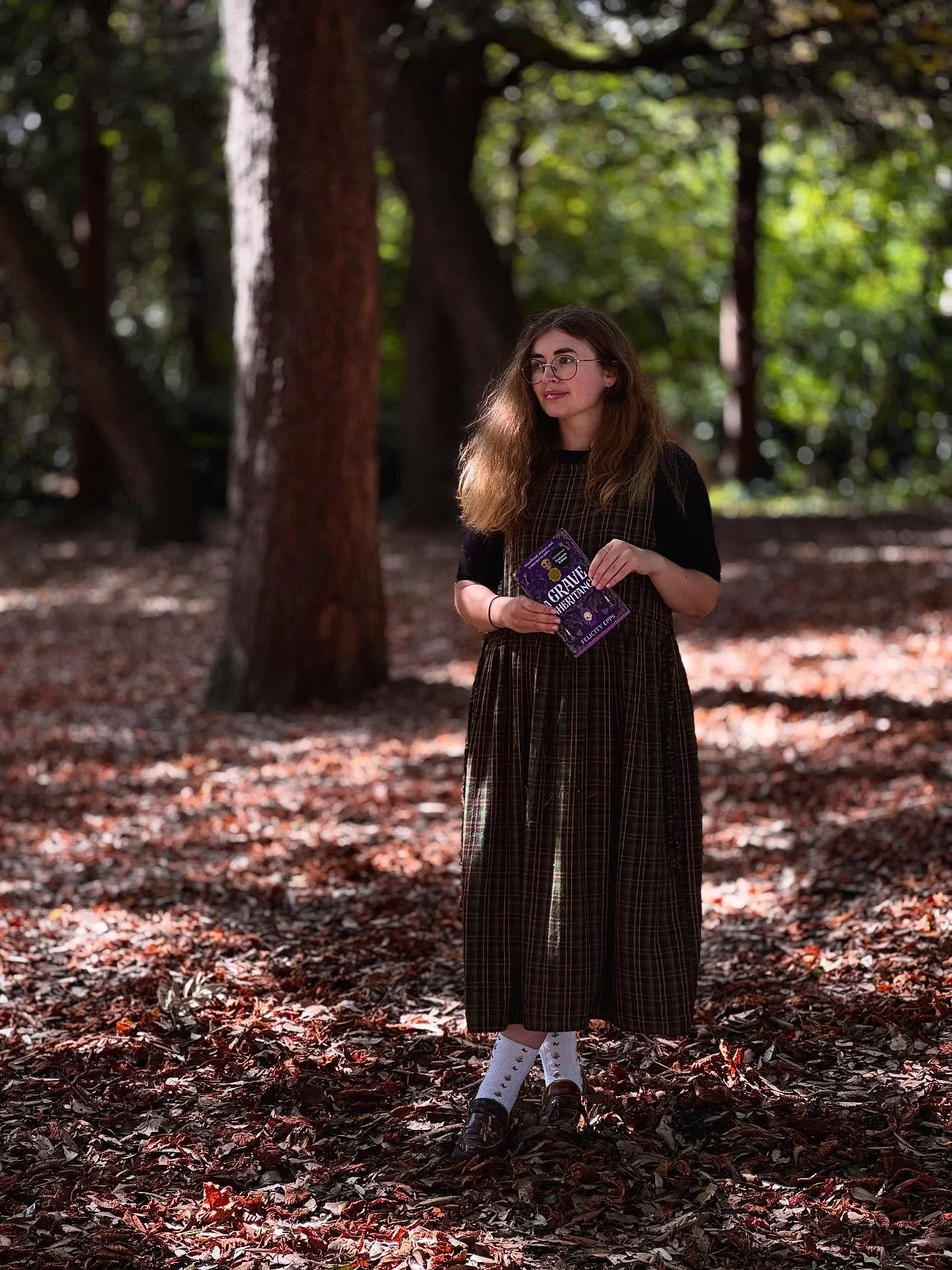 It is now impossible to take a walk without slipping A Grave Inheritance in my bag&hellip;the autumn trees demand it! 🍂

👻🕯️
Mysterious deaths in the family. A young woman left to inherit a fortune. Was it ghostly intervention... or murder? The So