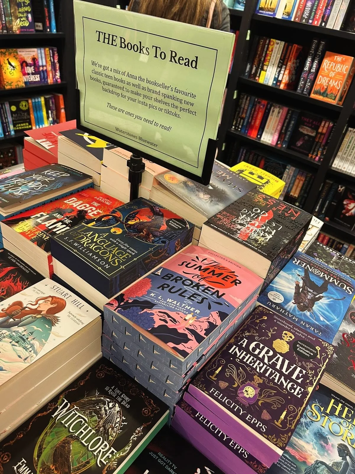 Bookshop visits, autumn walks, pumpkin patch and counting down to Halloween&hellip;

🎃👻

#agraveinheritance #halloweenseason #spookyseason #spookybooks #gothicbooks #waterstones