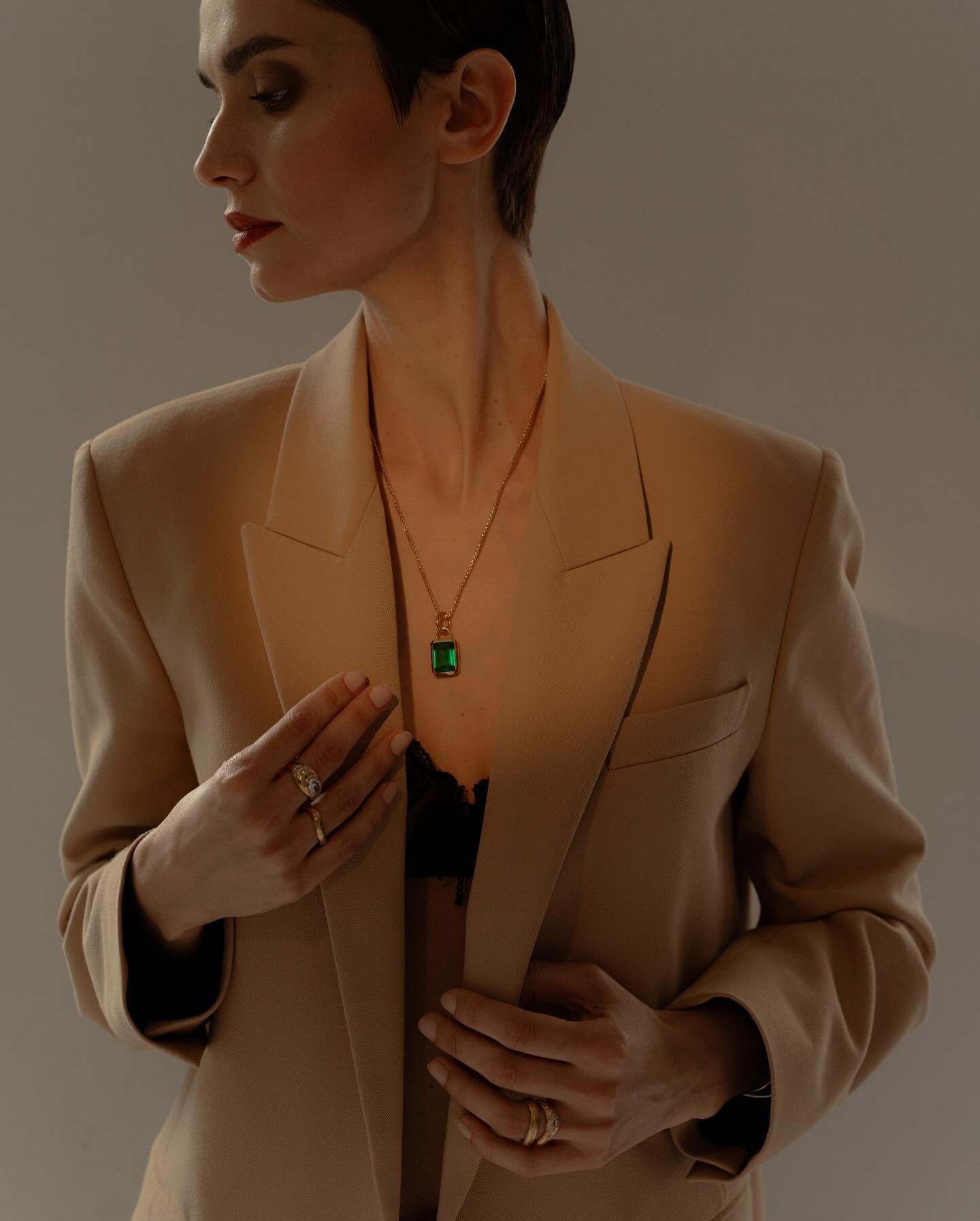 muse | @julirisinka 
hair&amp;makeup | @nadjamaerz.mua 
jewelry | @williamwotzjewelry 
styling | @janapause.photo 
✨🖤