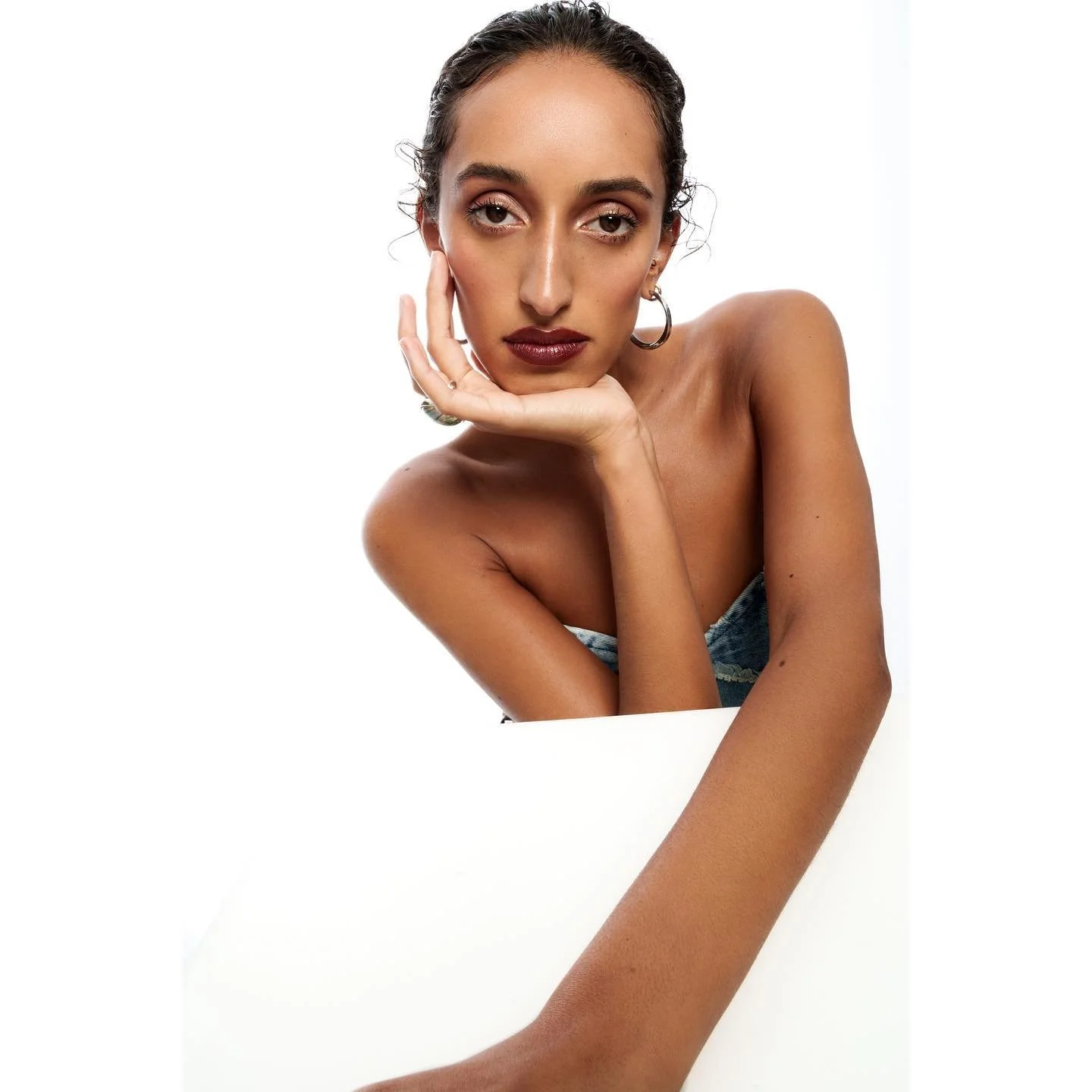 🔥🔥
muse: @pauline.sara 
our sweetest hair and make up artist @miroslavamakeupartist had to leave earlier, so we finished the shoot with this look by Pauline herself ✨ 
#beauty #queen