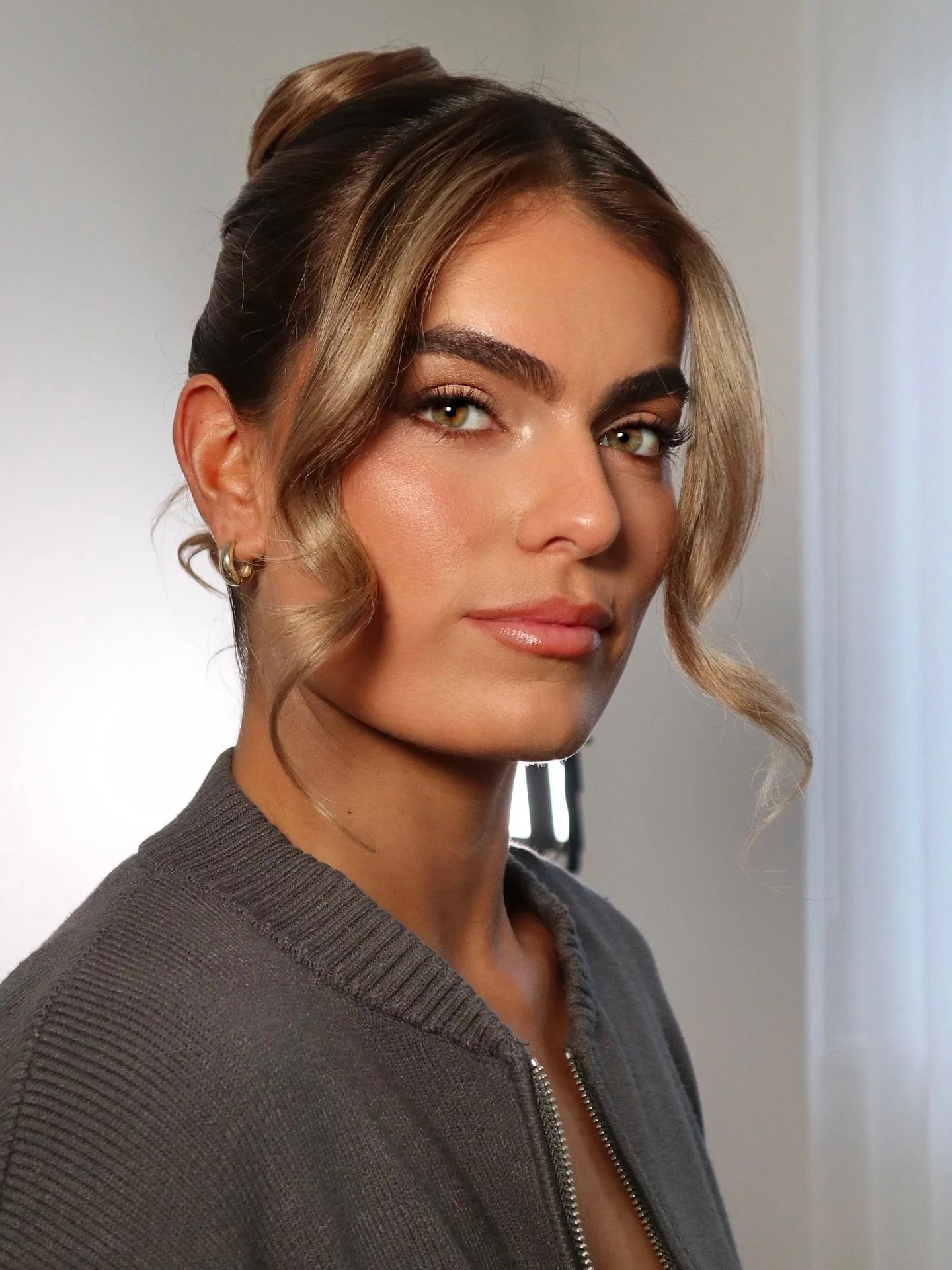 A bronzed soft glam look will NEVER fail ✨ Key products:

@diorbeauty backstage face &amp; body foundation
@maccosmeticsanz give me sun bronzer
@hourglasscosmetics sublime flush blush
@natashadenona eyeshadows 
@makeupforever wherever walnut liner
@m
