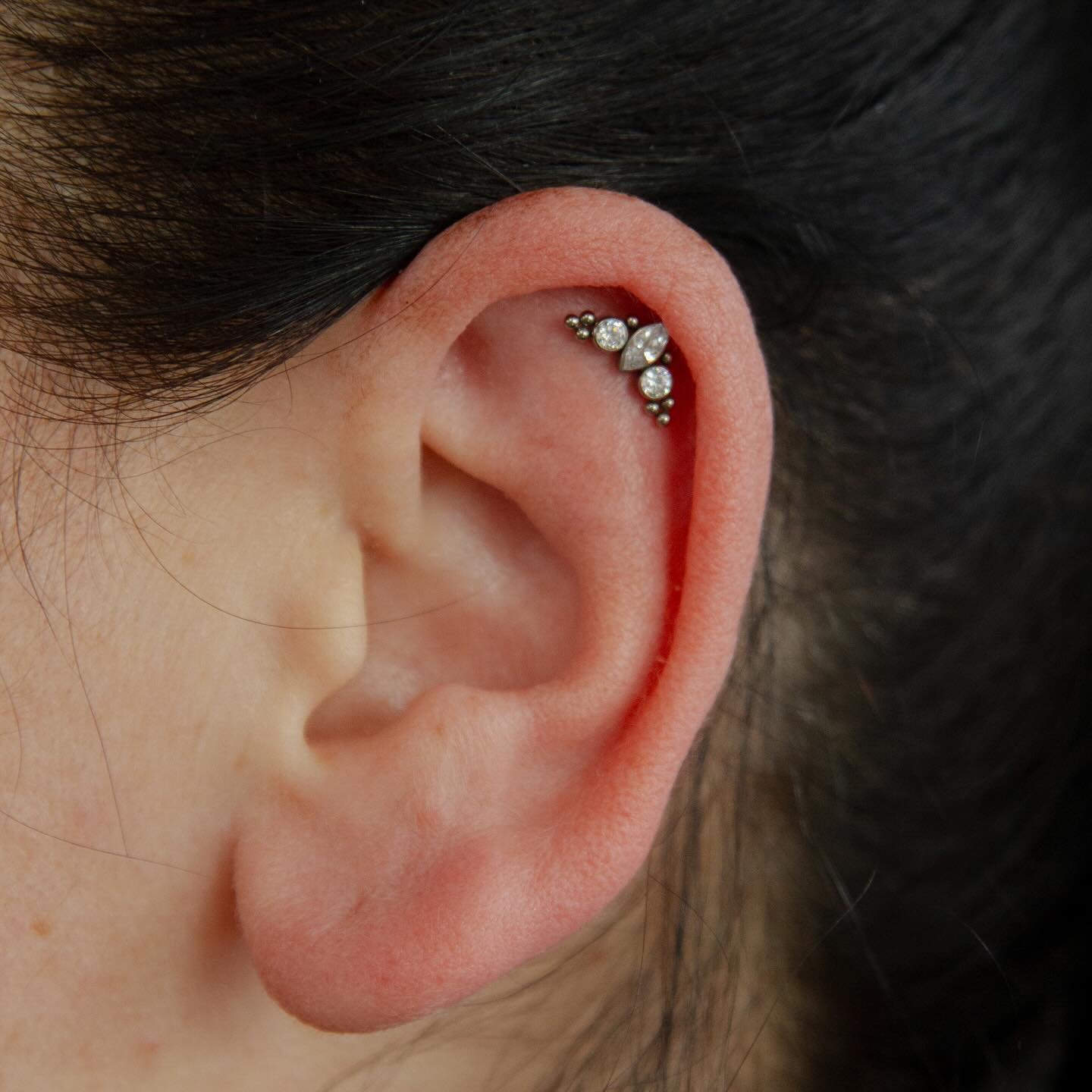 I had the absolute pleasure to pierce one of my oldest friends this week @kathers26 with one of our upgraded jewellery options. Thank you for letting me do this for you &hearts;️

#almostangels #almostangelstattoofamily #aatattoofamily #helixpiercing