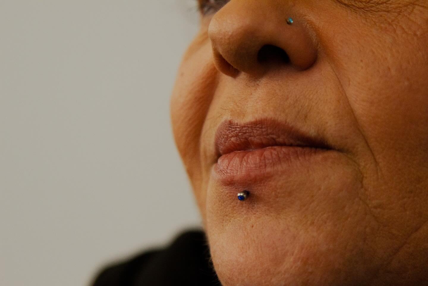 Wow what a busy first day back it&rsquo;s been! Thank you to everyone who&rsquo;s keeping me so busy &hearts;️

A labret lip piercing with a sapphire gem for one of my regular clients.