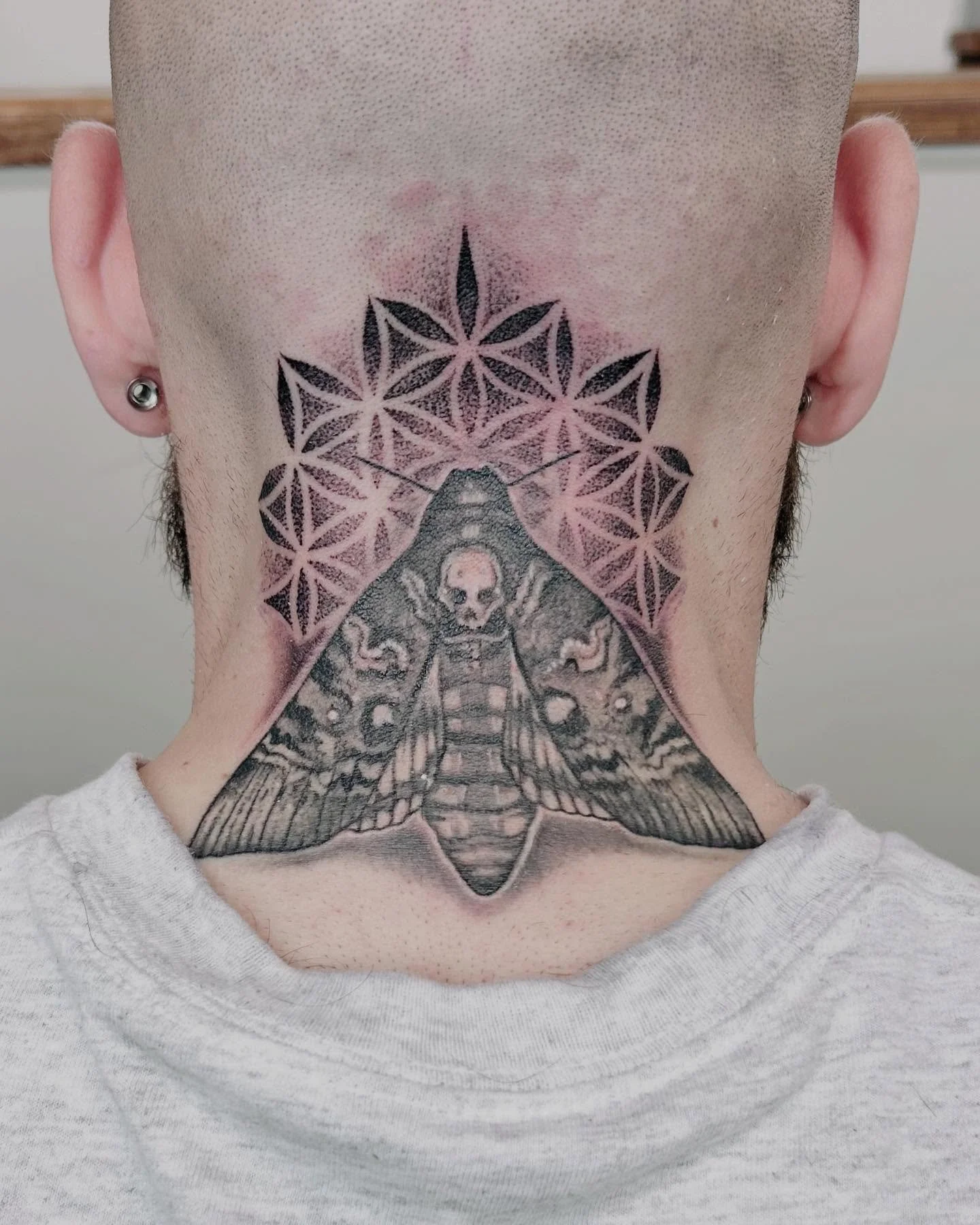 Really happy with this #coverup for Lee 😍 2 separate smaller sessions to do the moth ,then the geometric patten behind to soften and break up how dark it had to be ✨ moth healed in this pic, pattern will lighten to not drown out the moth .  Always h